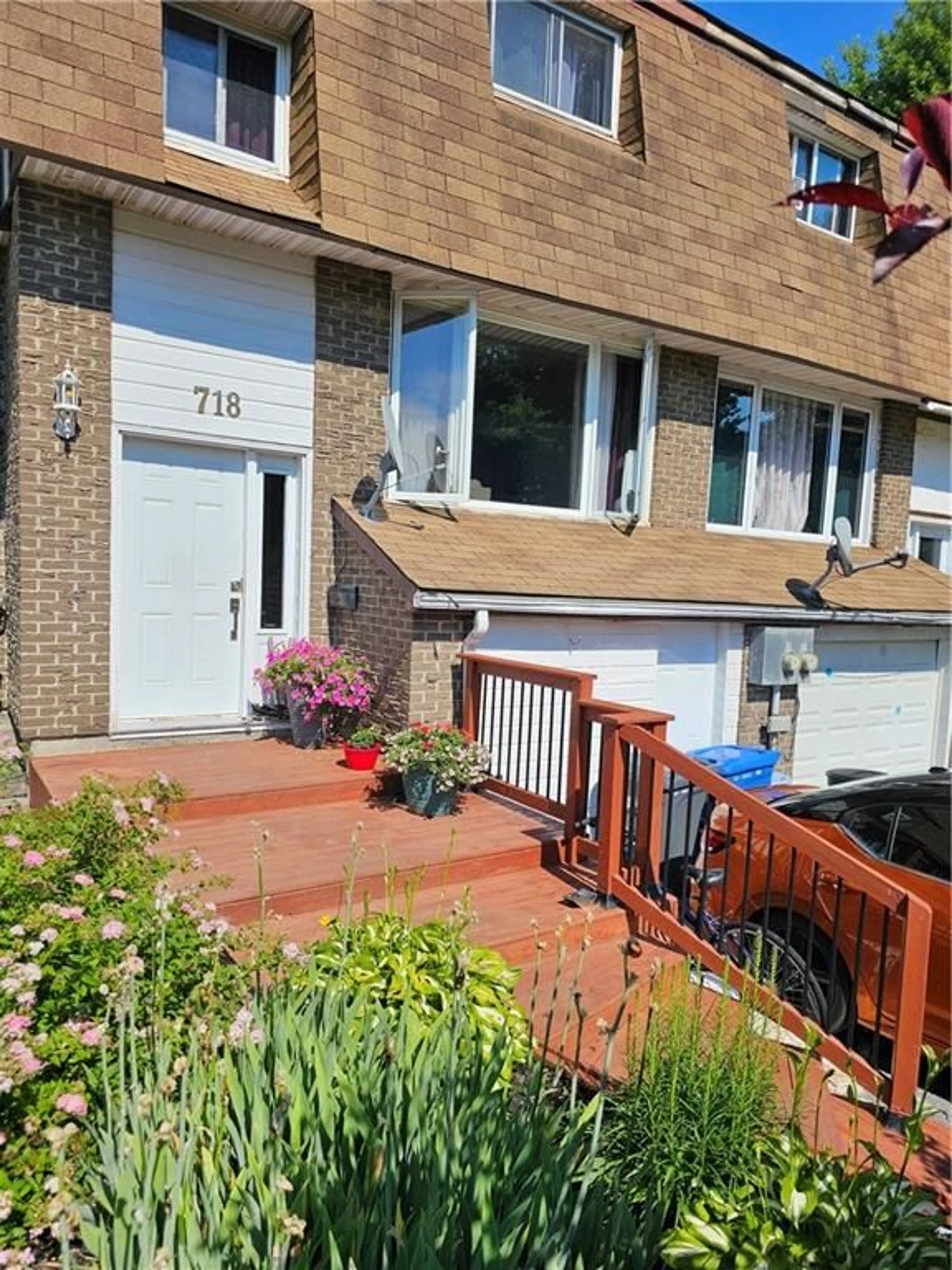 A pic from exterior of the house or condo for 718 GLENGARRY Blvd, Cornwall Ontario K6H 6E7