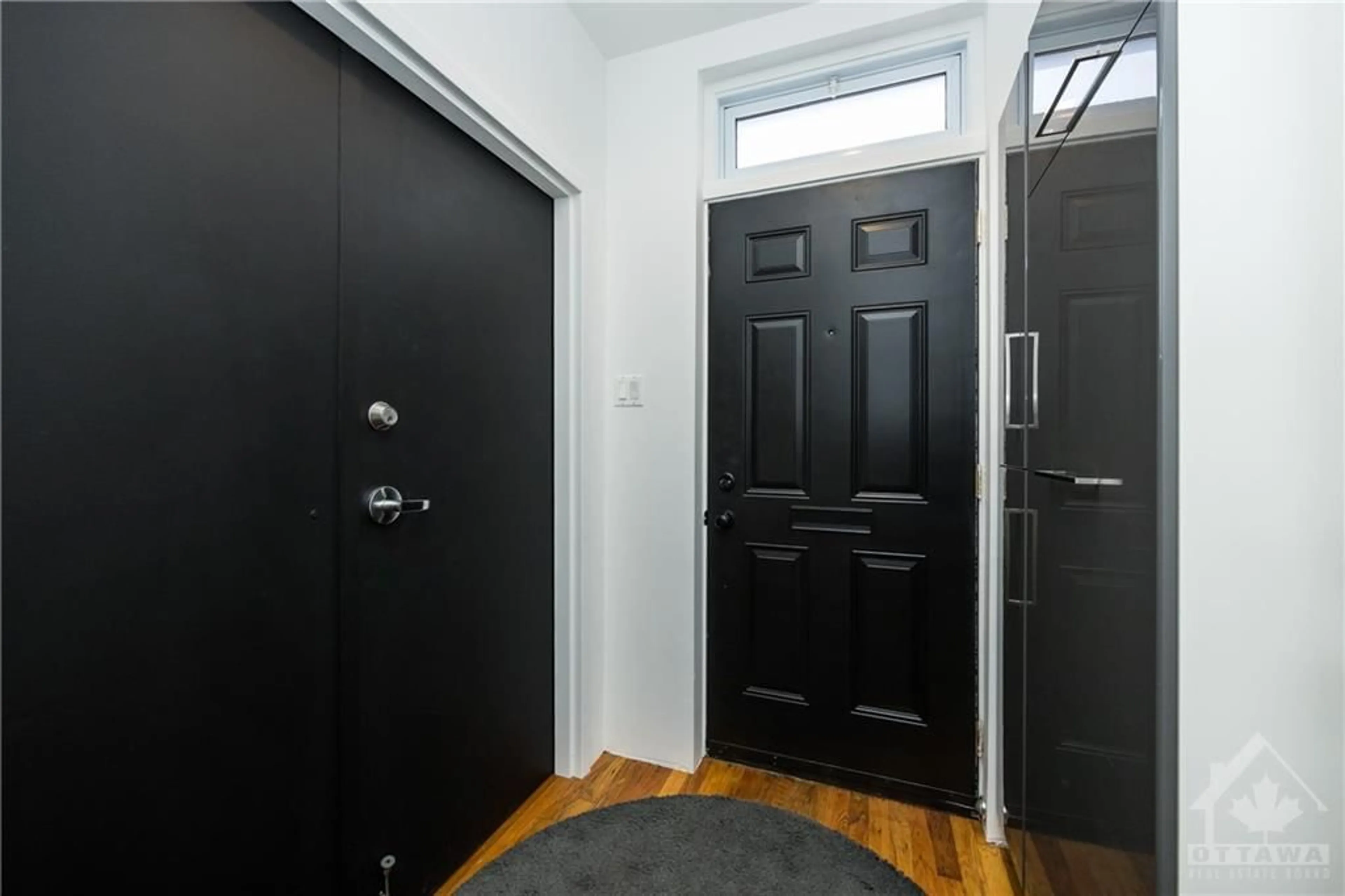 Indoor entryway for 380 BOOTH St, Ottawa Ontario K1R 7K6