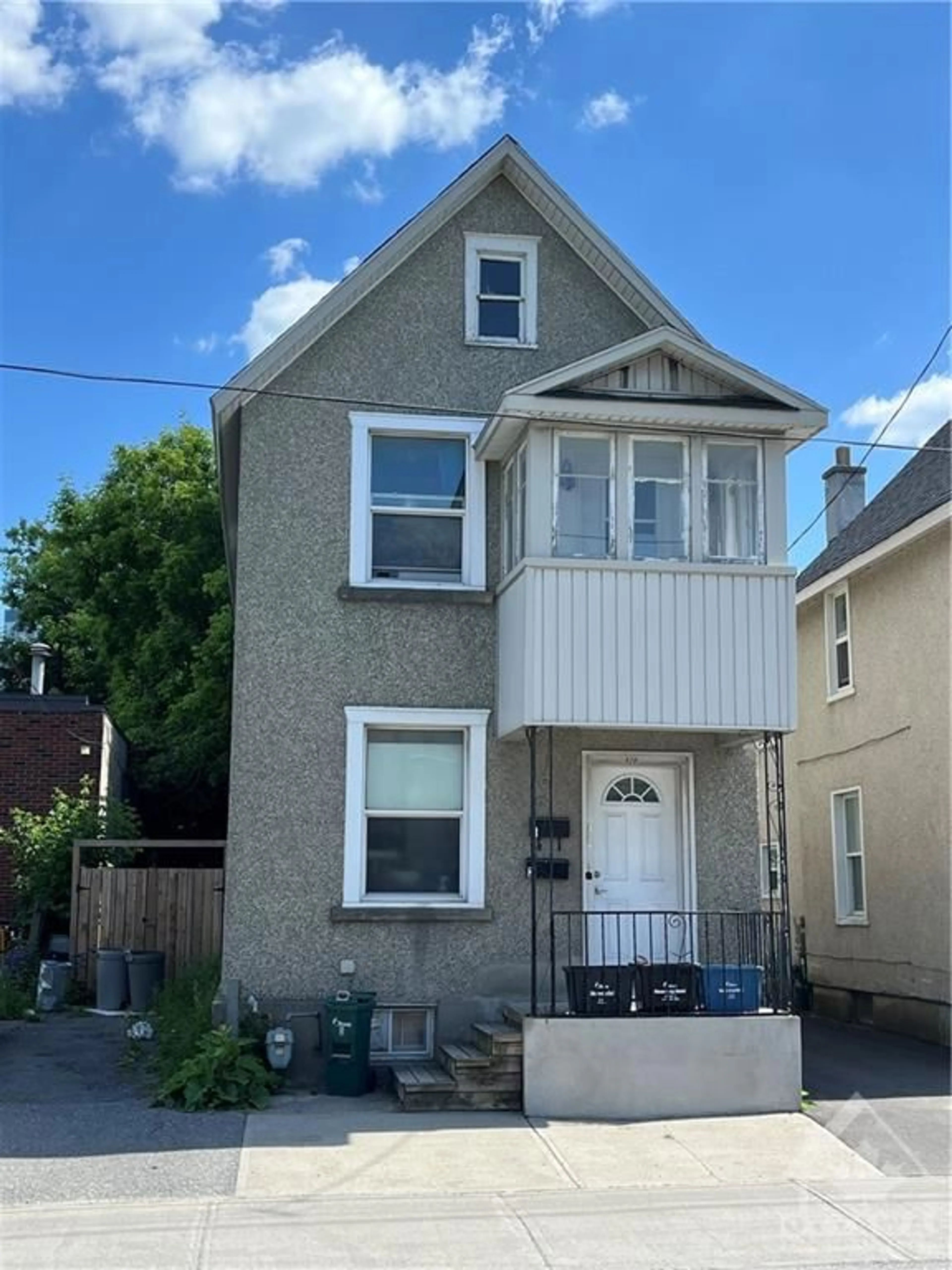 Frontside or backside of a home for 920 GLADSTONE Ave, Ottawa Ontario K1R 6Y4