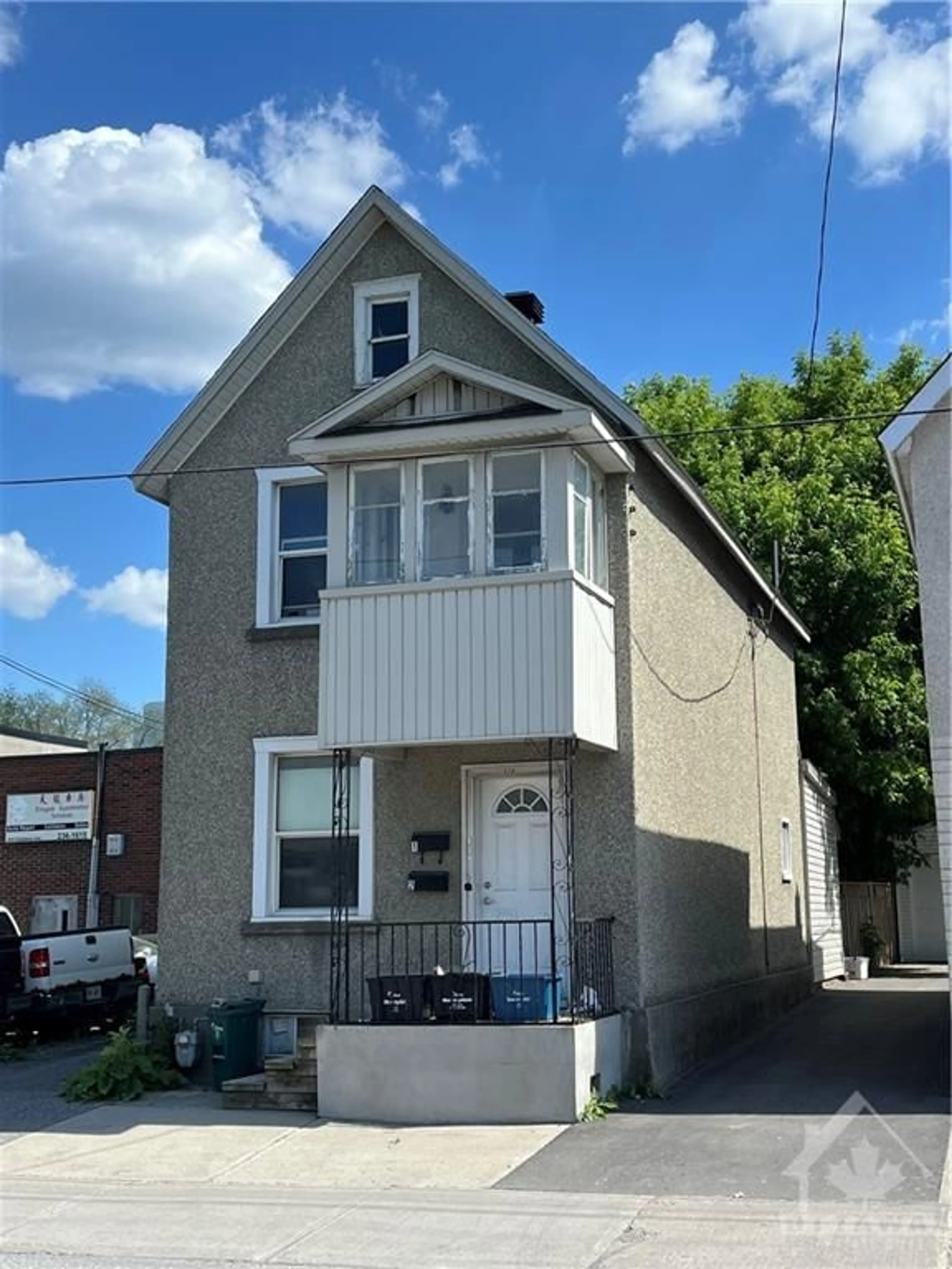 Frontside or backside of a home for 920 GLADSTONE Ave, Ottawa Ontario K1R 6Y4