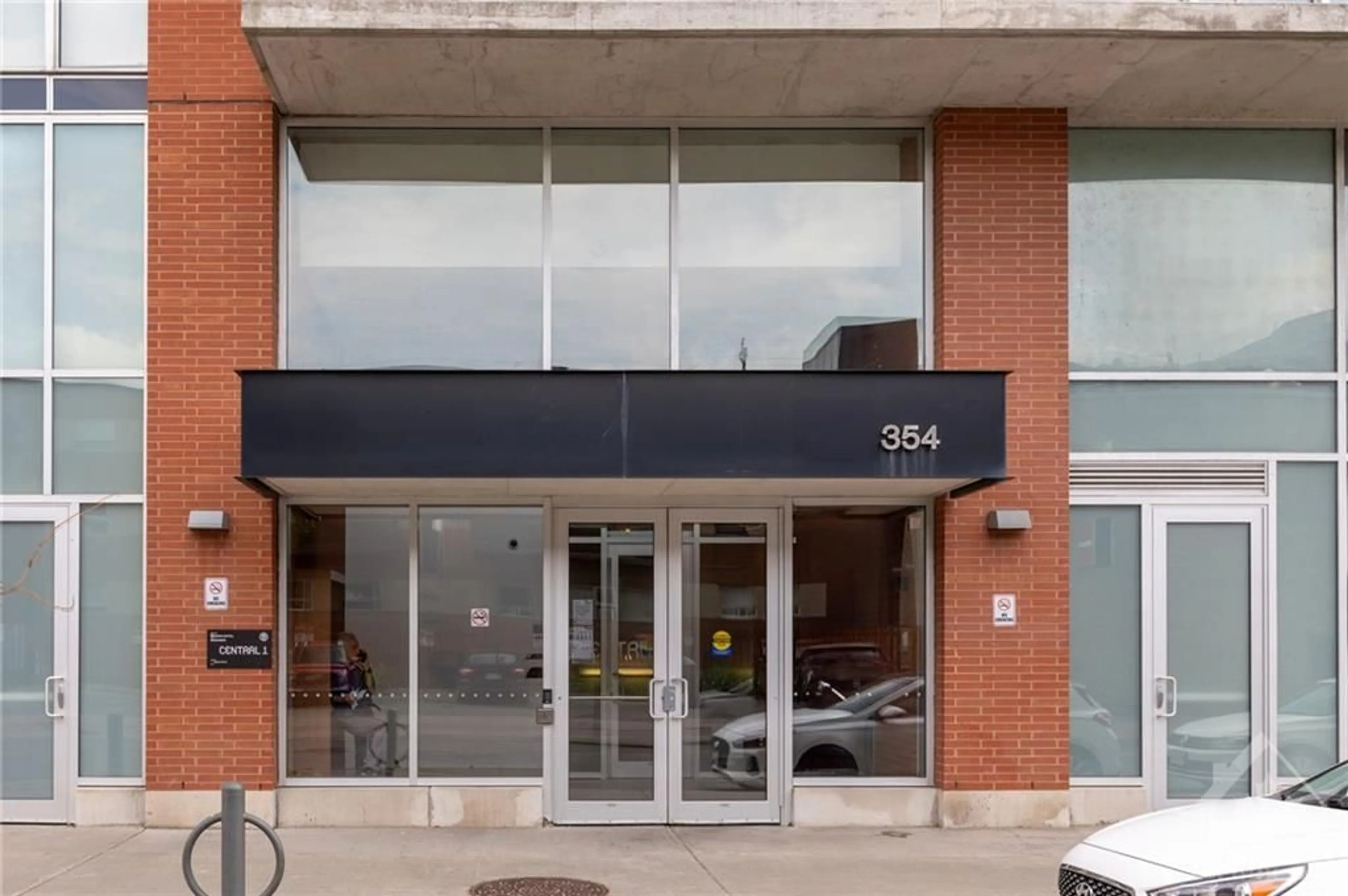 Indoor foyer for 354 GLADSTONE Ave #415, Ottawa Ontario K2P 0R4