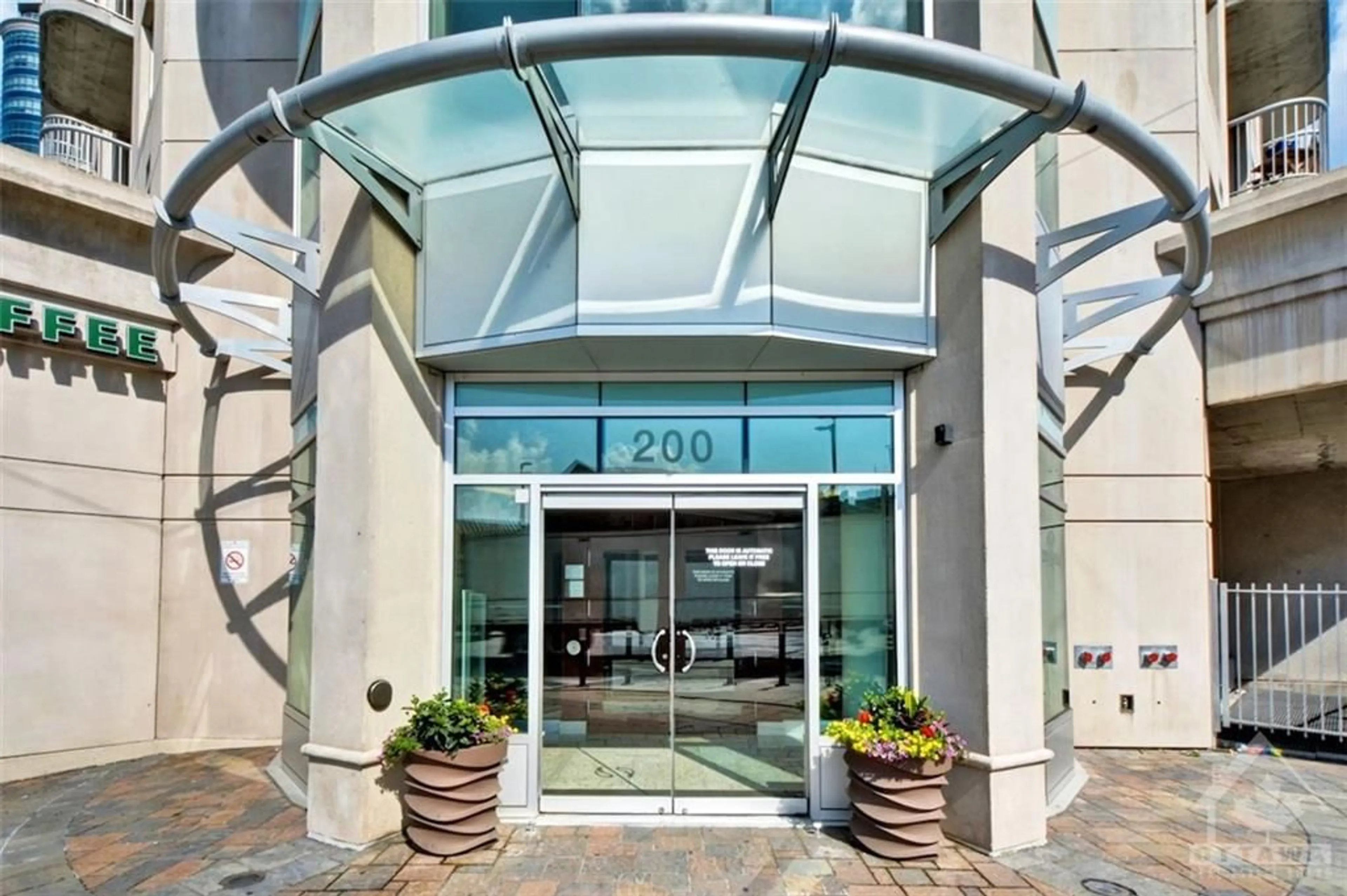 Indoor foyer for 200 RIDEAU St #1801, Ottawa Ontario K1N 5Y1