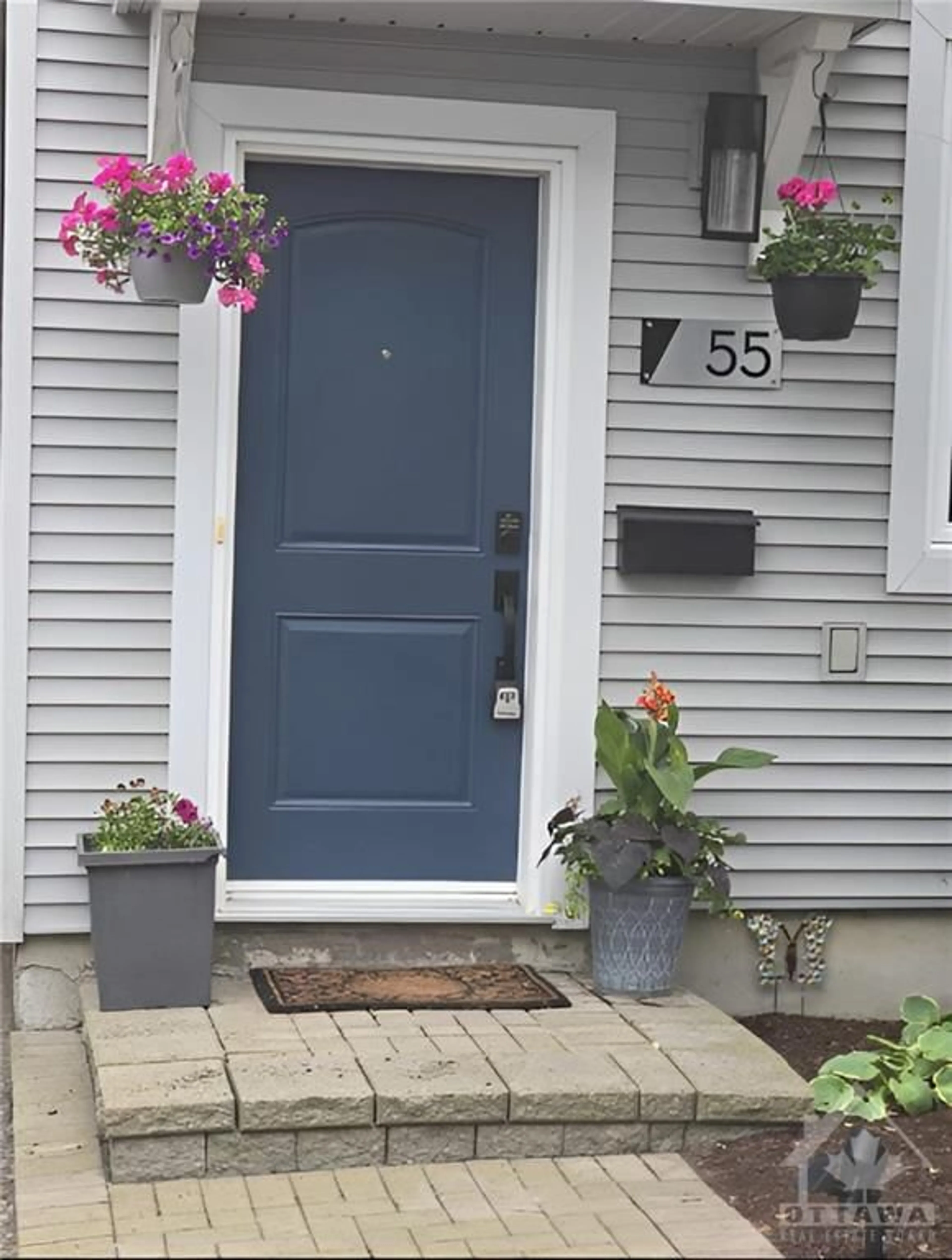 Indoor entryway for 55 SONGBIRD Pvt, Ottawa Ontario K2H 0A3