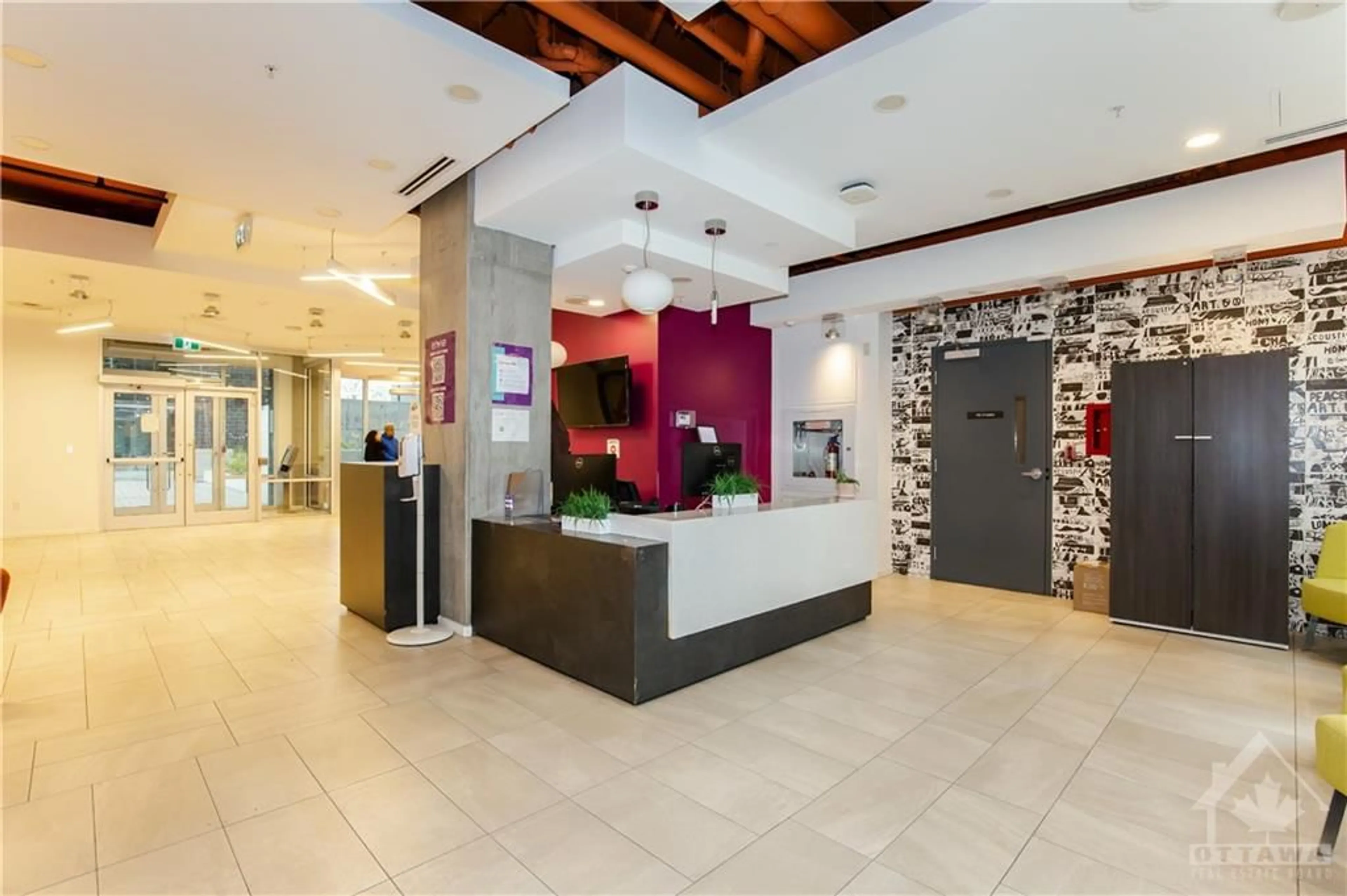 Indoor lobby for 105 CHAMPAGNE Ave #1017, Ottawa Ontario K1S 5E5