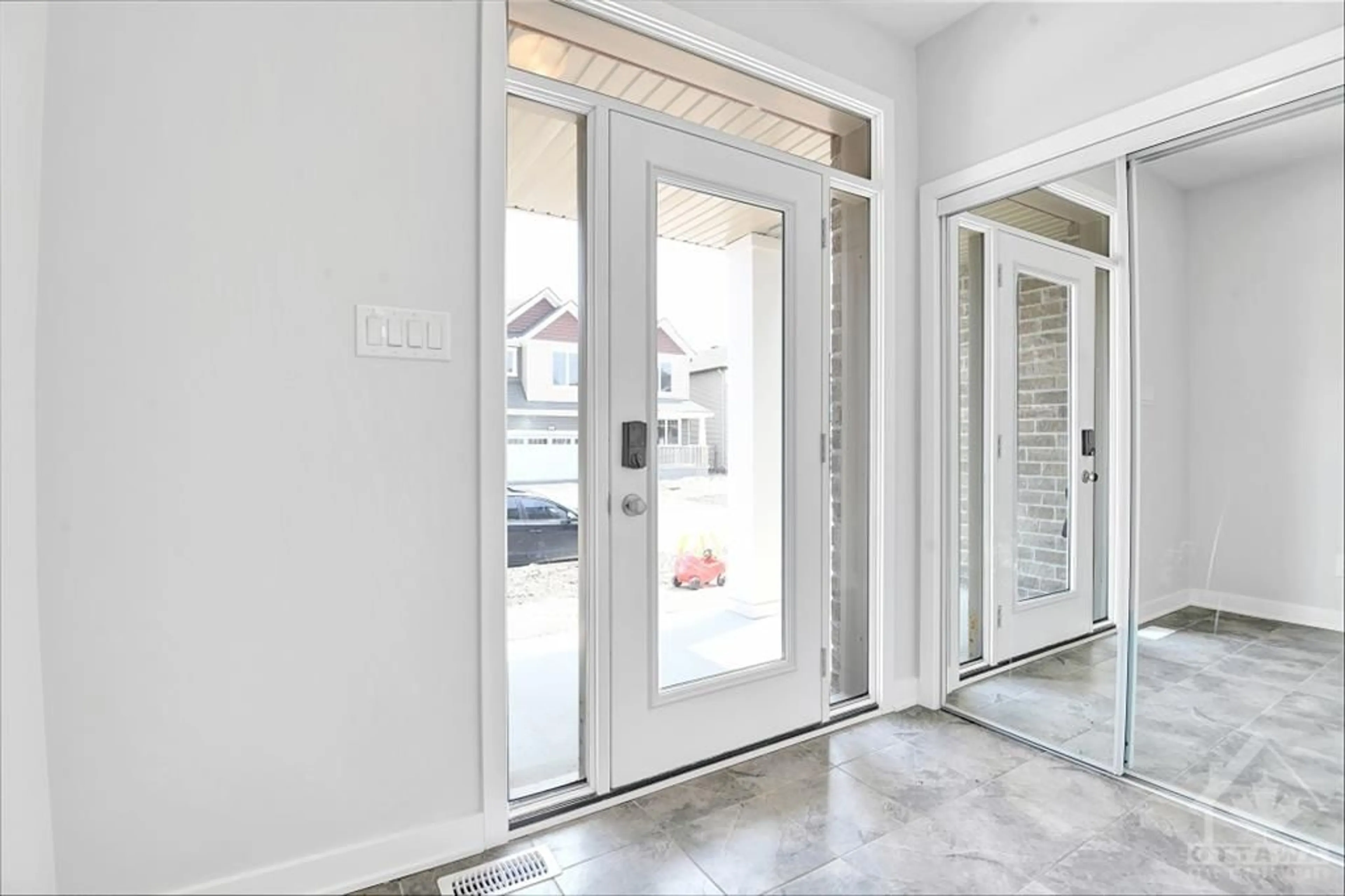 Indoor entryway for 203 YEARLING Cir, Richmond Ontario K0A 2Z0