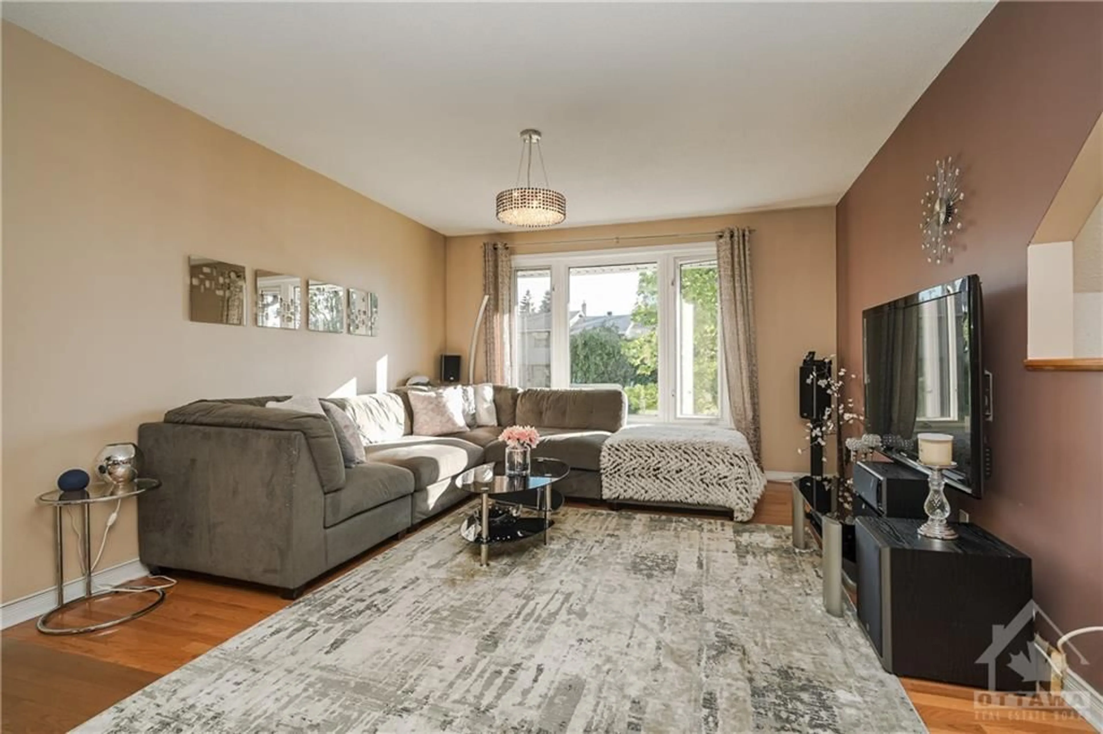 Living room for 228 MONTEREY Dr, Nepean Ontario K2H 7A8