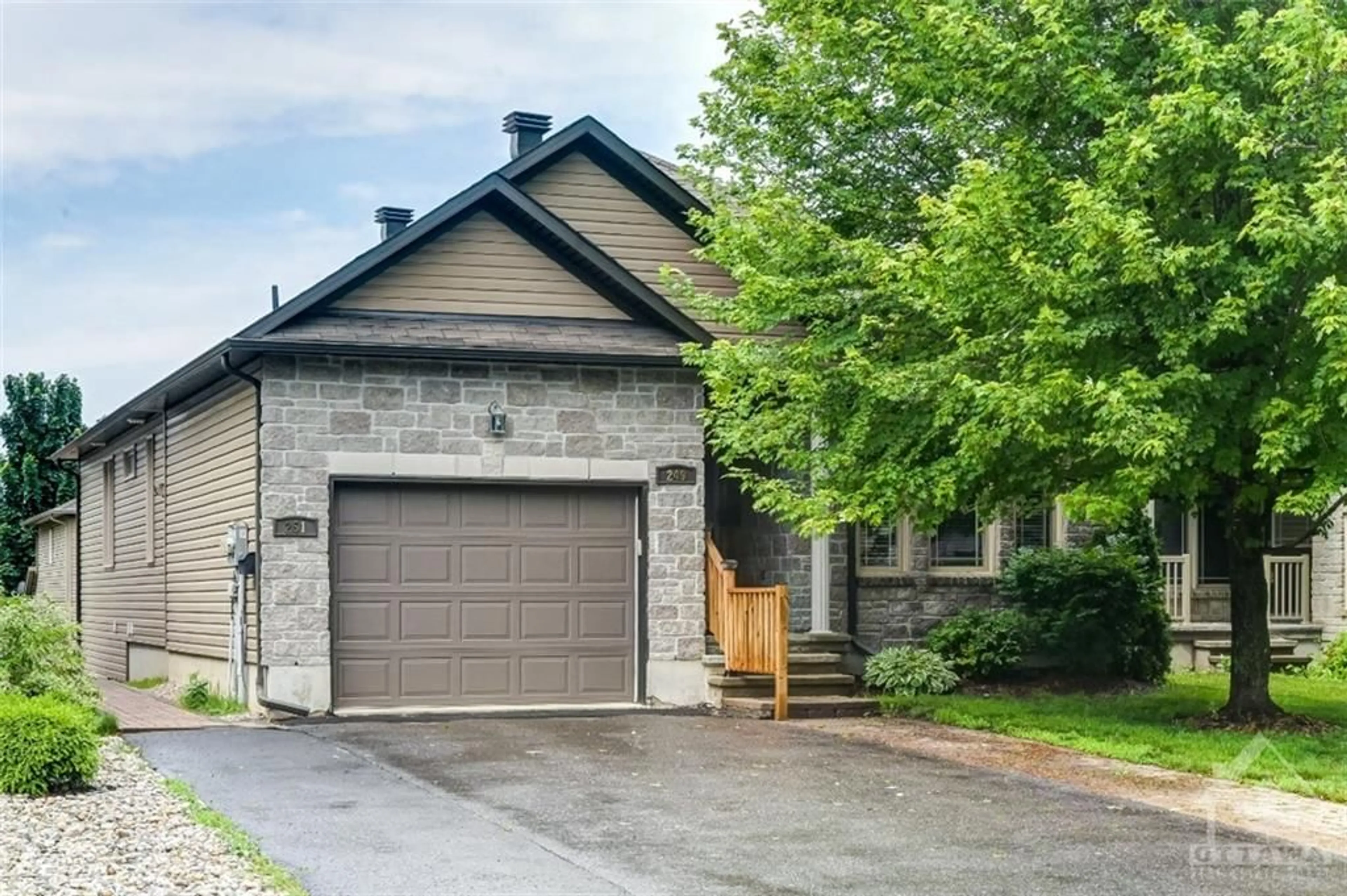 Frontside or backside of a home for 249-251 TOPAZE Cres, Rockland Ontario K4K 0E7