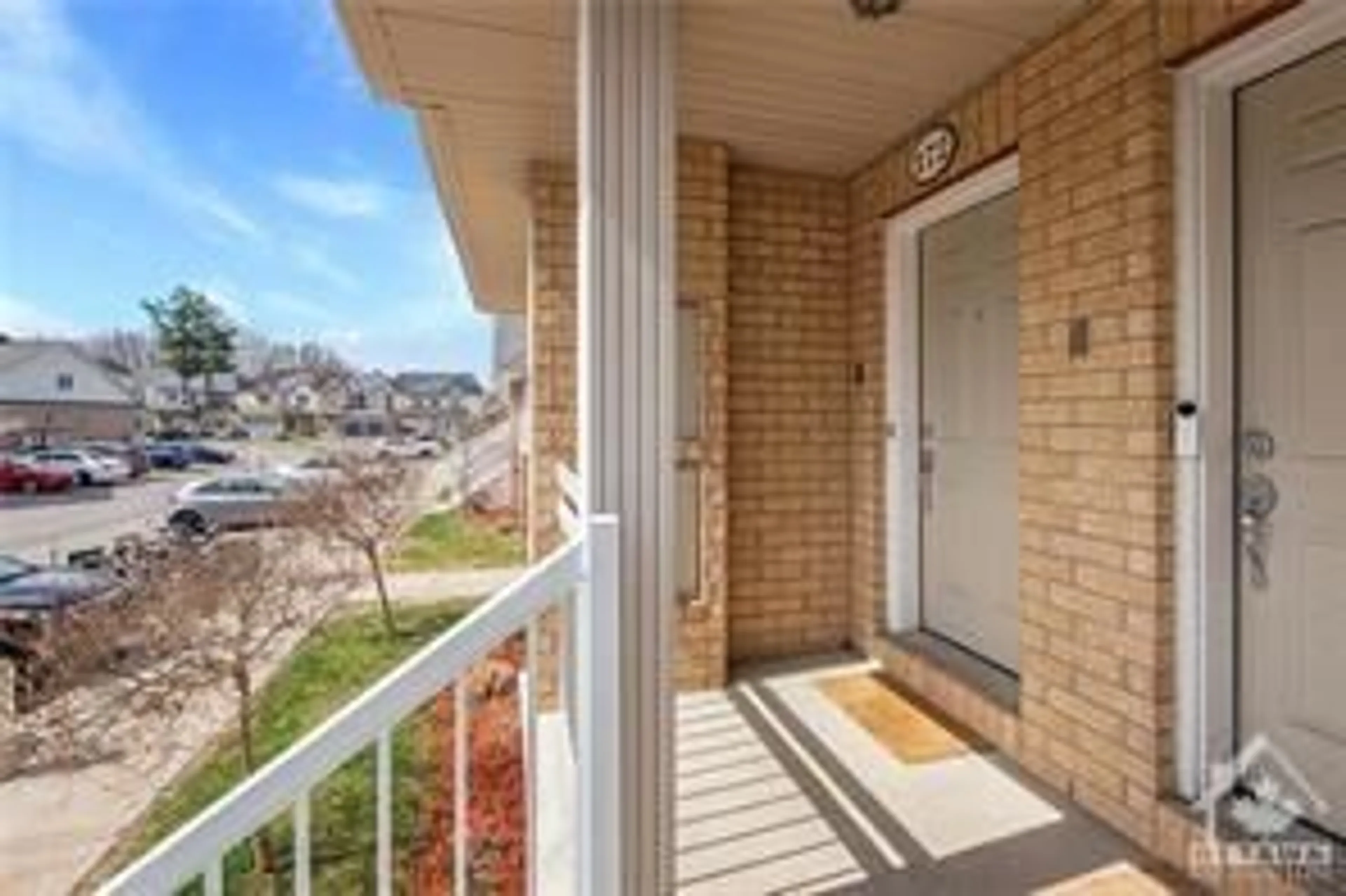 Indoor entryway for 372 GALSTON Pvt, Ottawa Ontario K1W 0G3