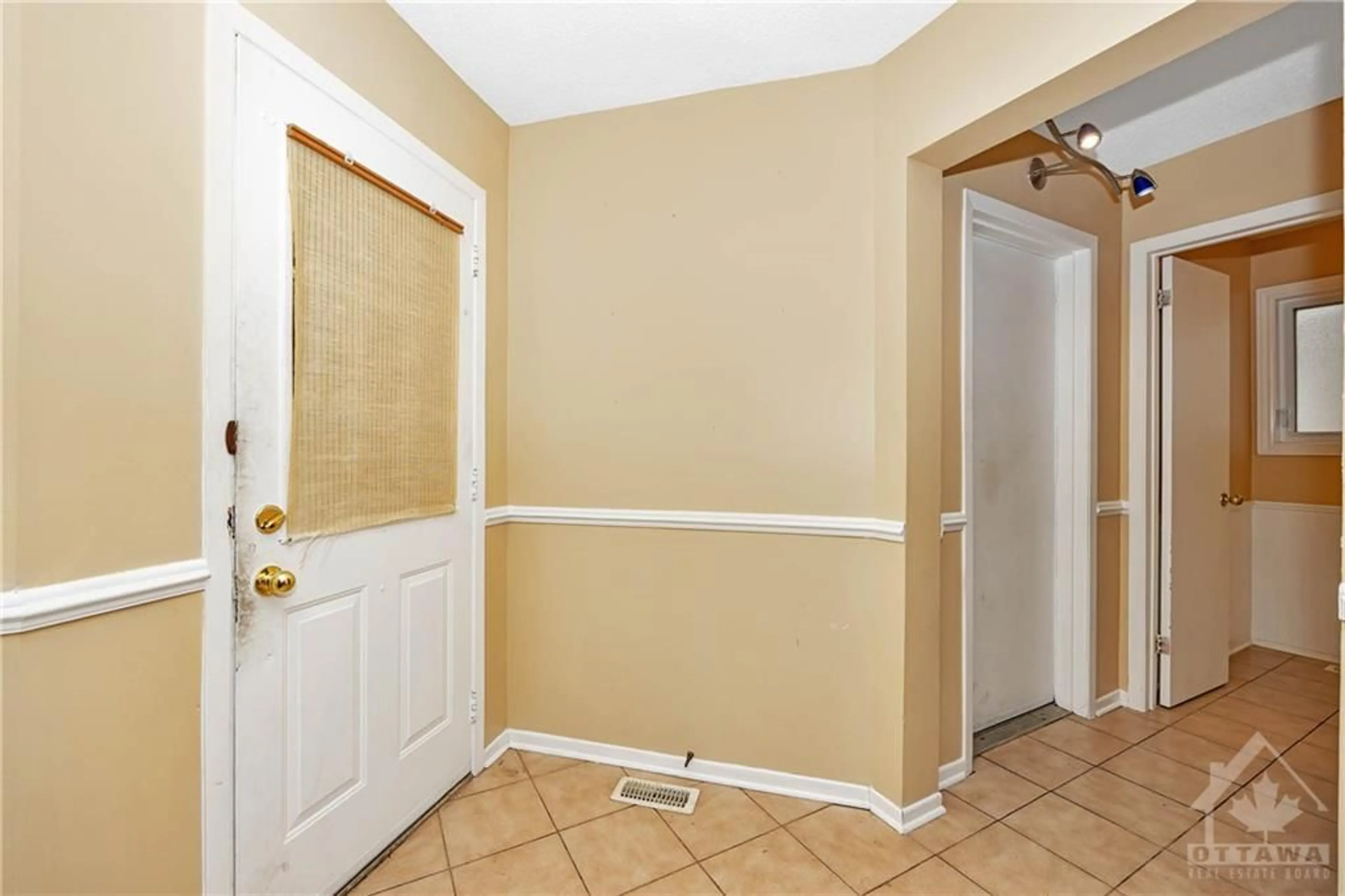 Indoor entryway for 1407 LAURIN Cres, Ottawa Ontario K1E 3H2