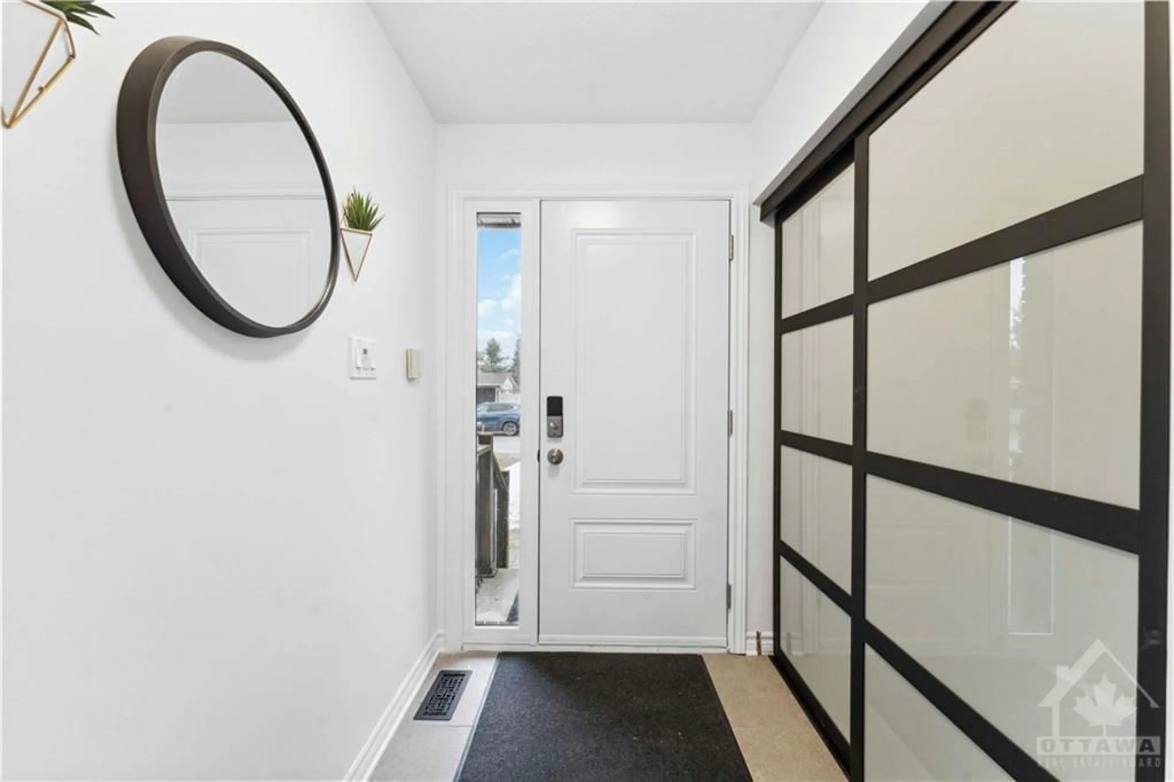 Indoor entryway for 17 HARTIN St, Ottawa Ontario K2S 1B9