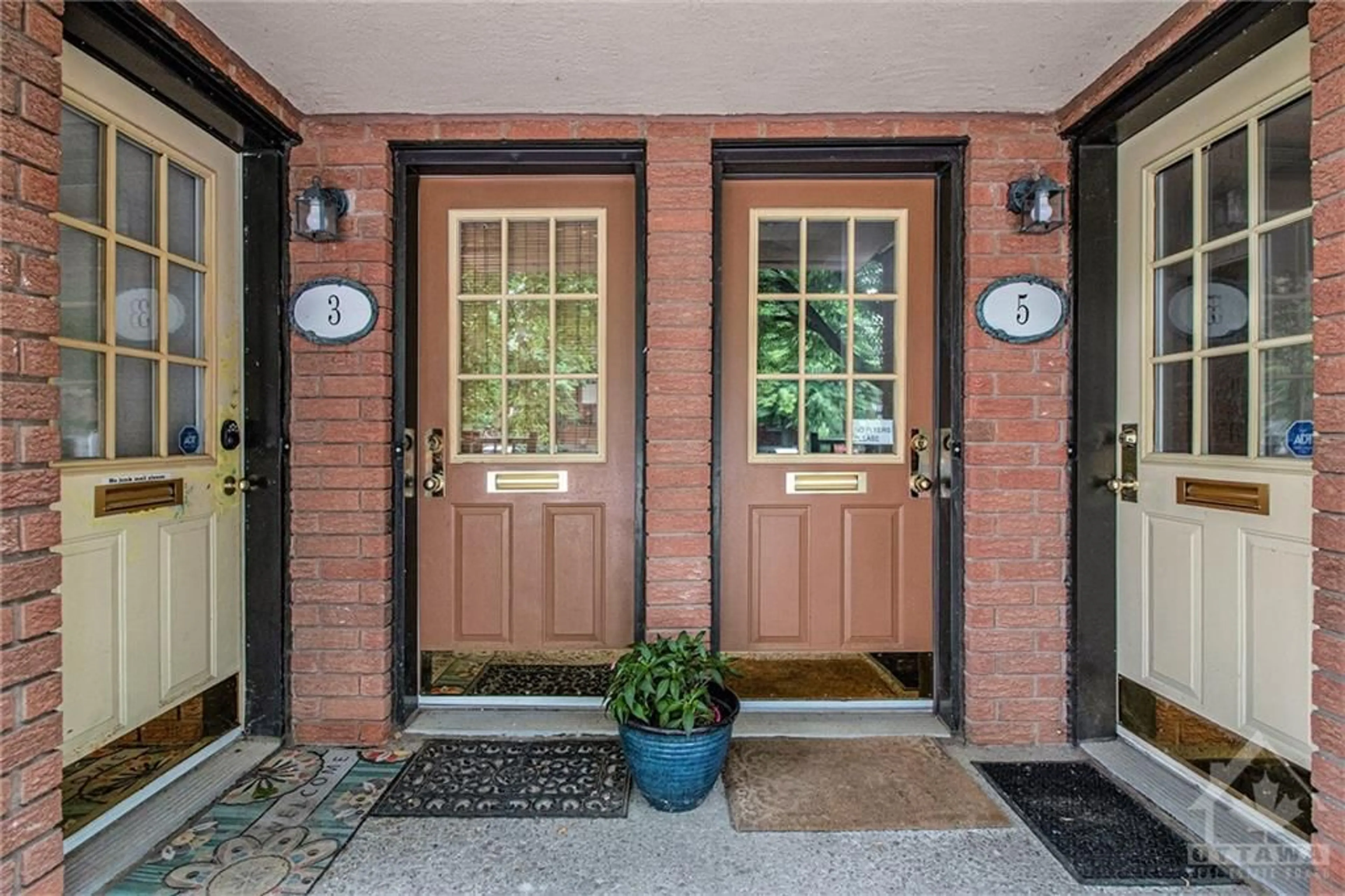 Indoor entryway for 7 BLUE MOON Pvt, Ottawa Ontario K1K 4K5