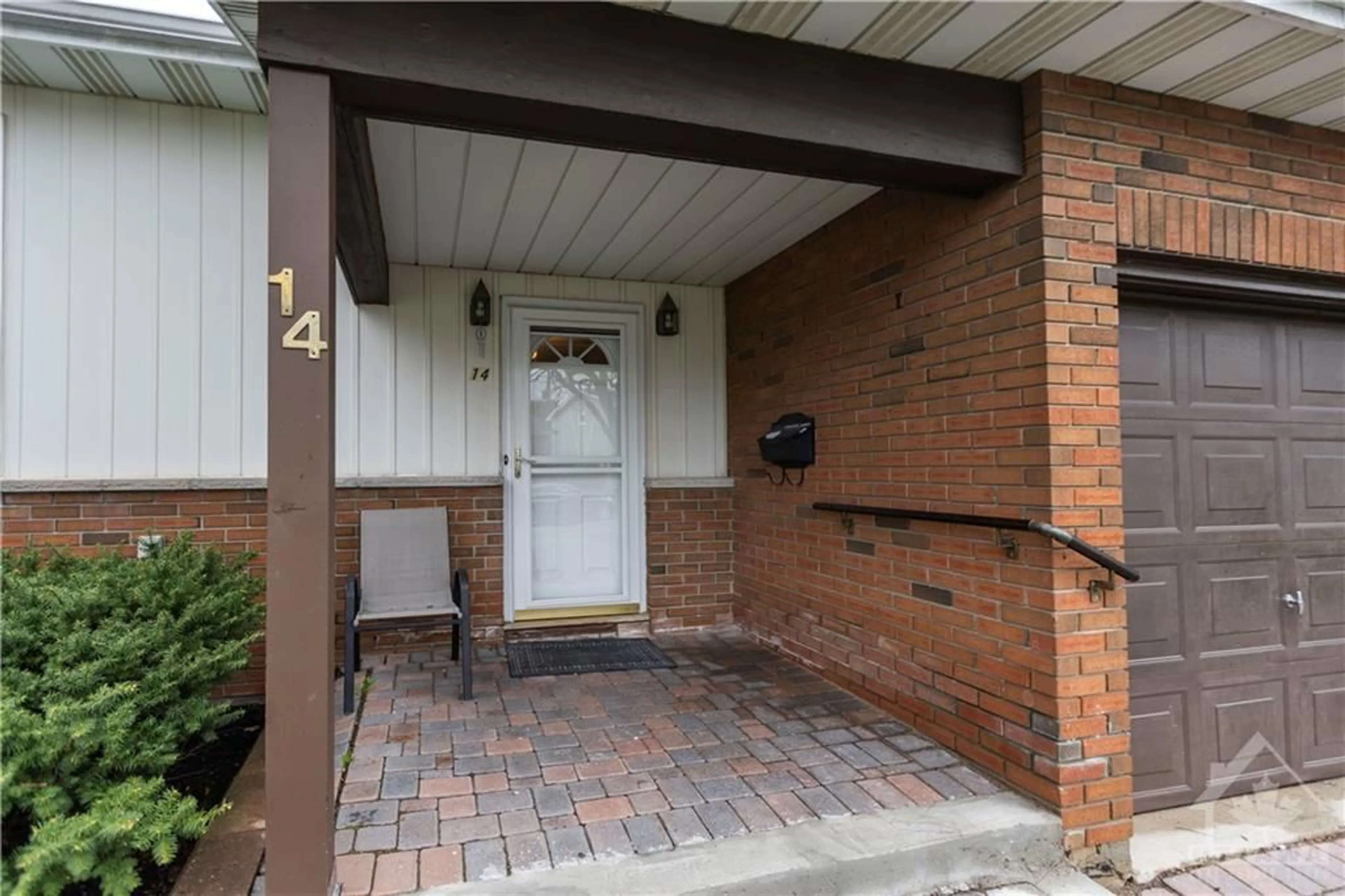 Indoor entryway for 14 SILVER ASPEN Cres, Ottawa Ontario K1B 3C5