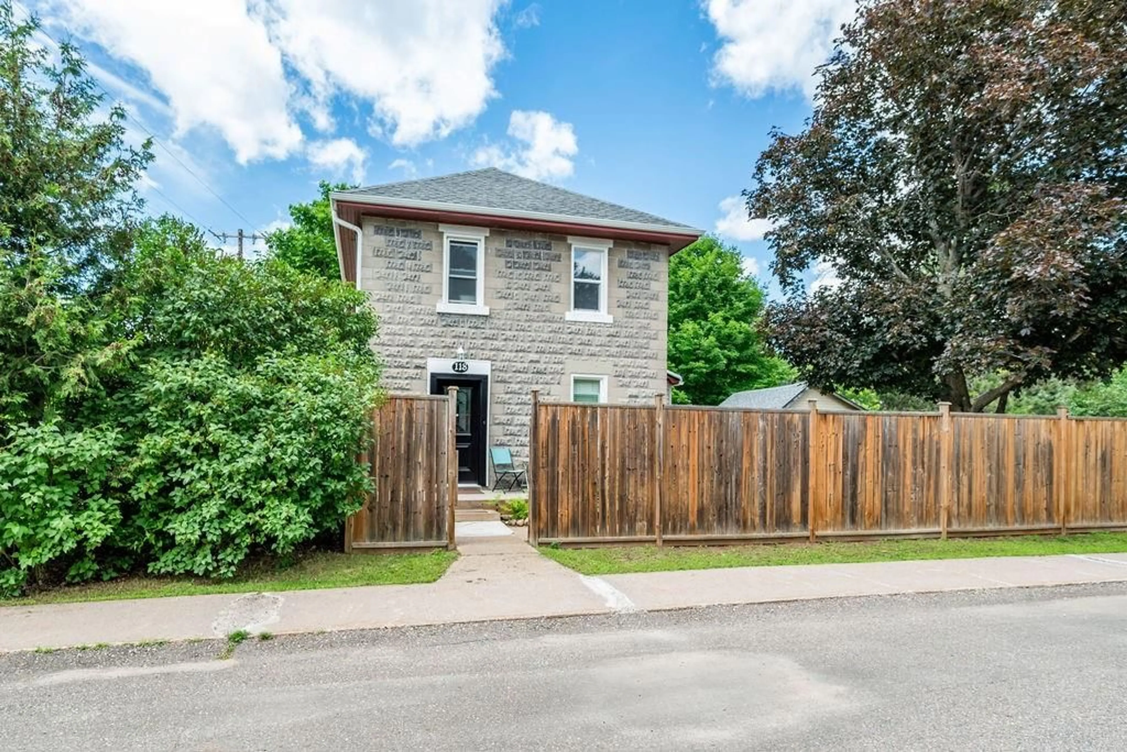 Frontside or backside of a home for 118 BAY St, Barry's Bay Ontario K0J 1B0