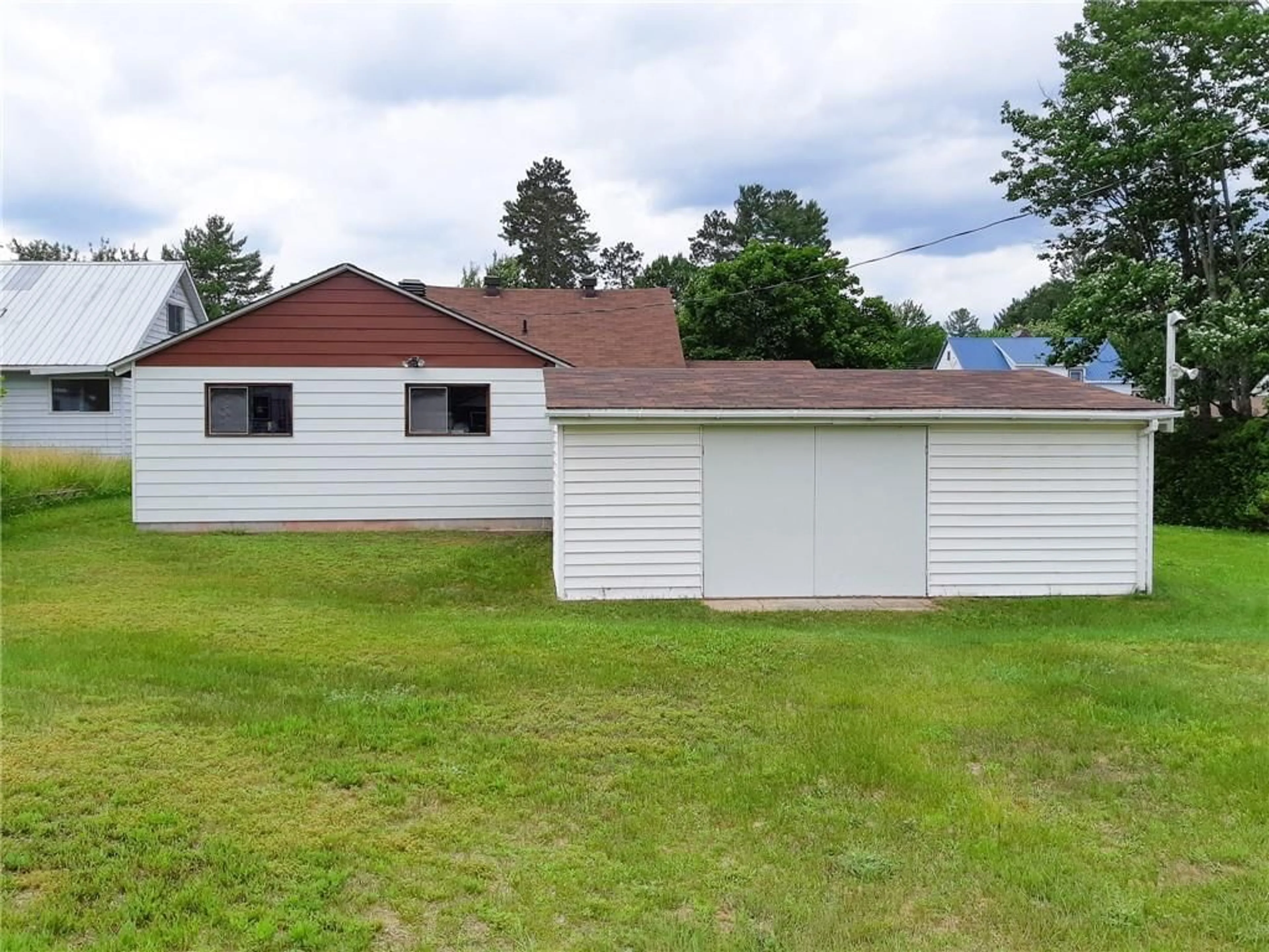 Frontside or backside of a home for 9 LAURENTIAN St, Deep River Ontario K0J 1P0