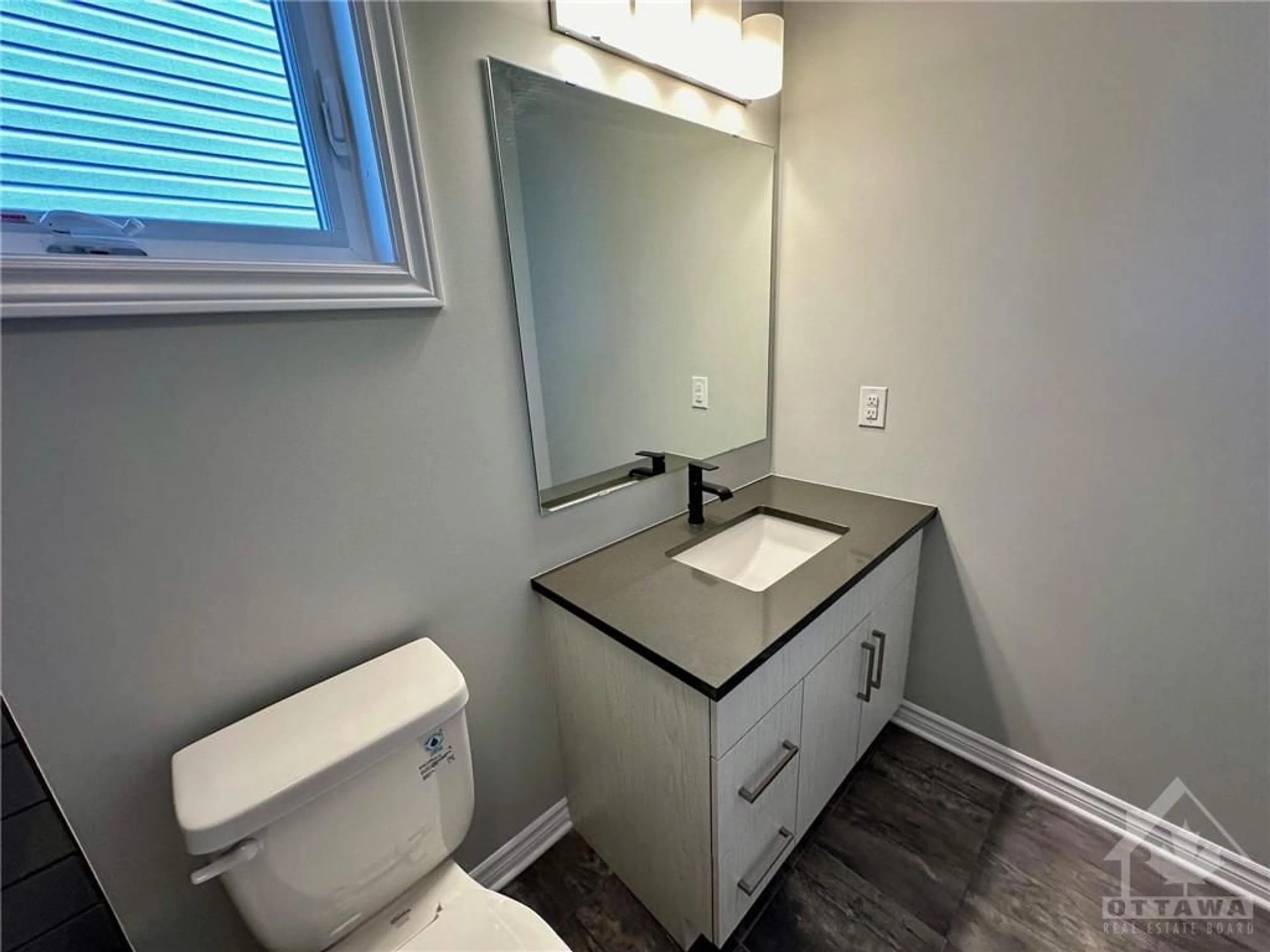 Contemporary bathroom for 589 PAAKANAAK Ave, Ottawa Ontario K1X 0H4
