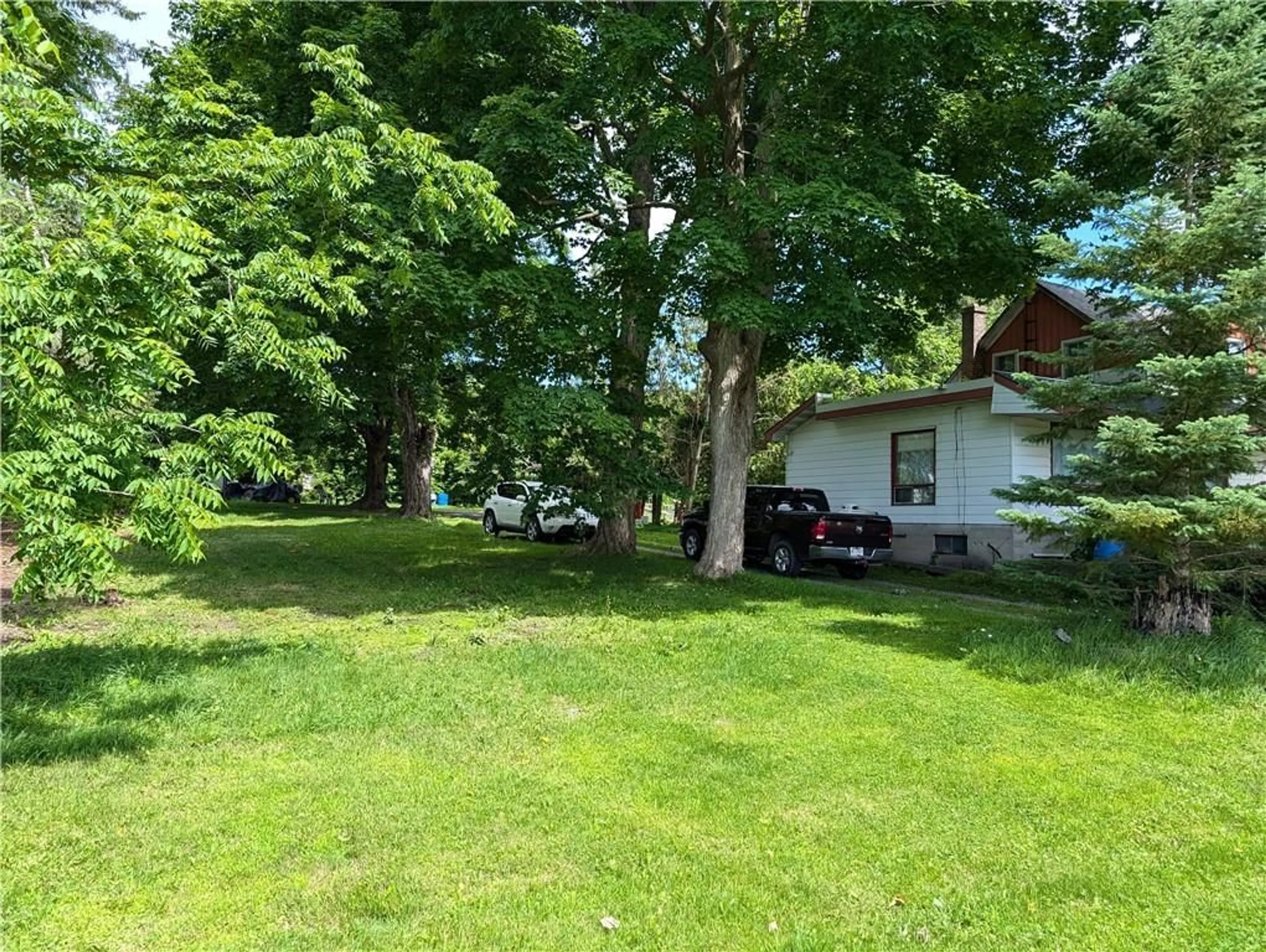 Cottage for 15433 COUNTY 18 Rd, Lunenburg Ontario K0C 1R0