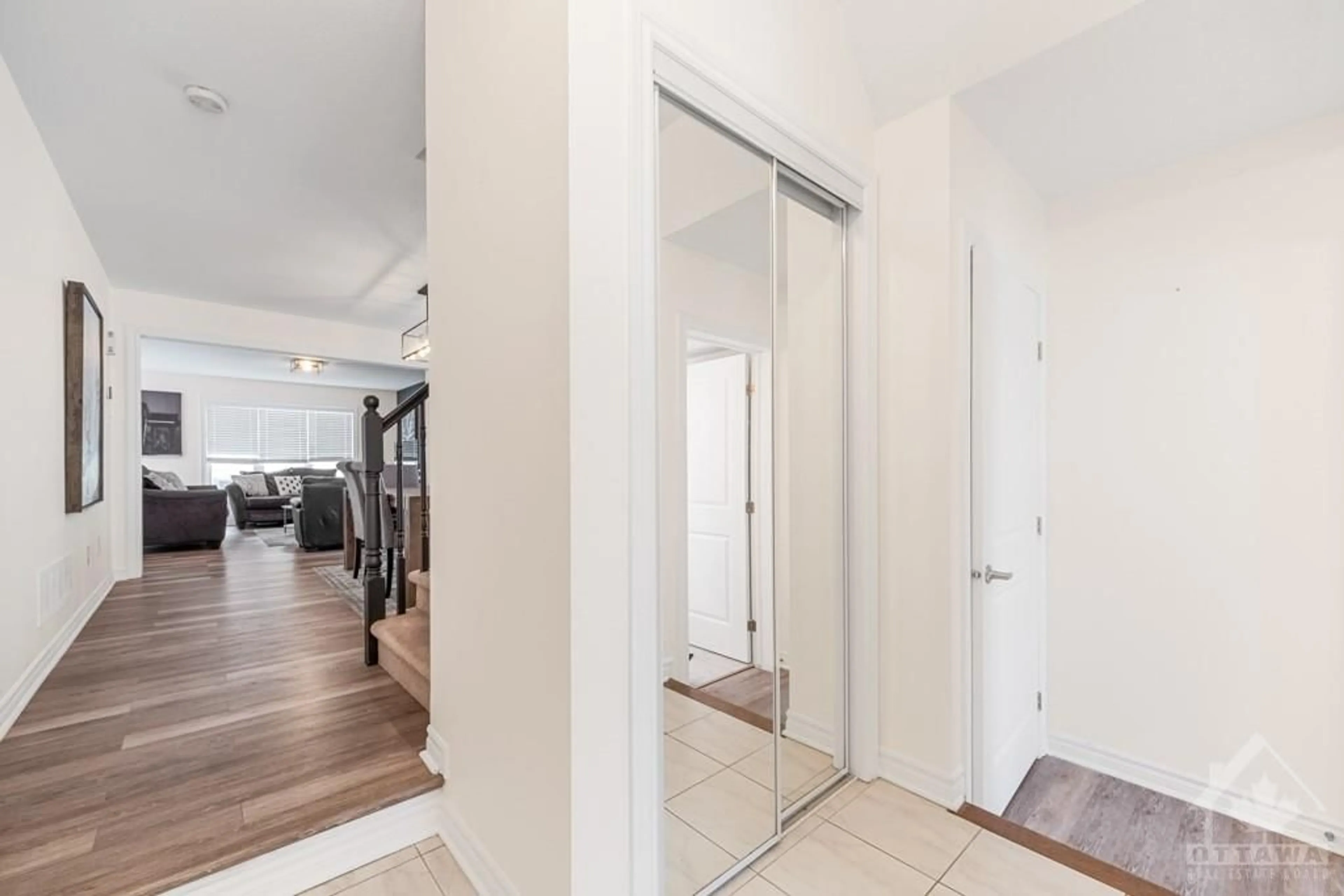 Indoor foyer for 2711 GRAND CANAL St, Ottawa Ontario K2J 0R9