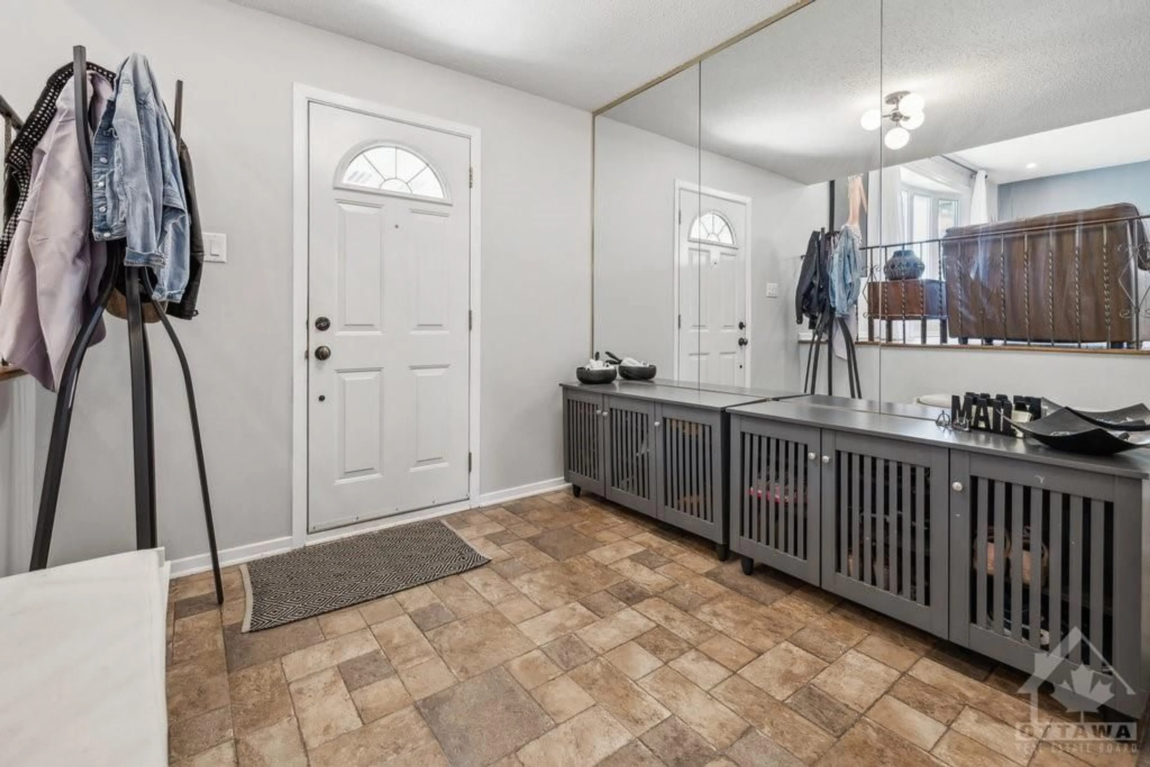 Indoor entryway for 13 RIDGEBURN Gate, Ottawa Ontario K1B 4C7