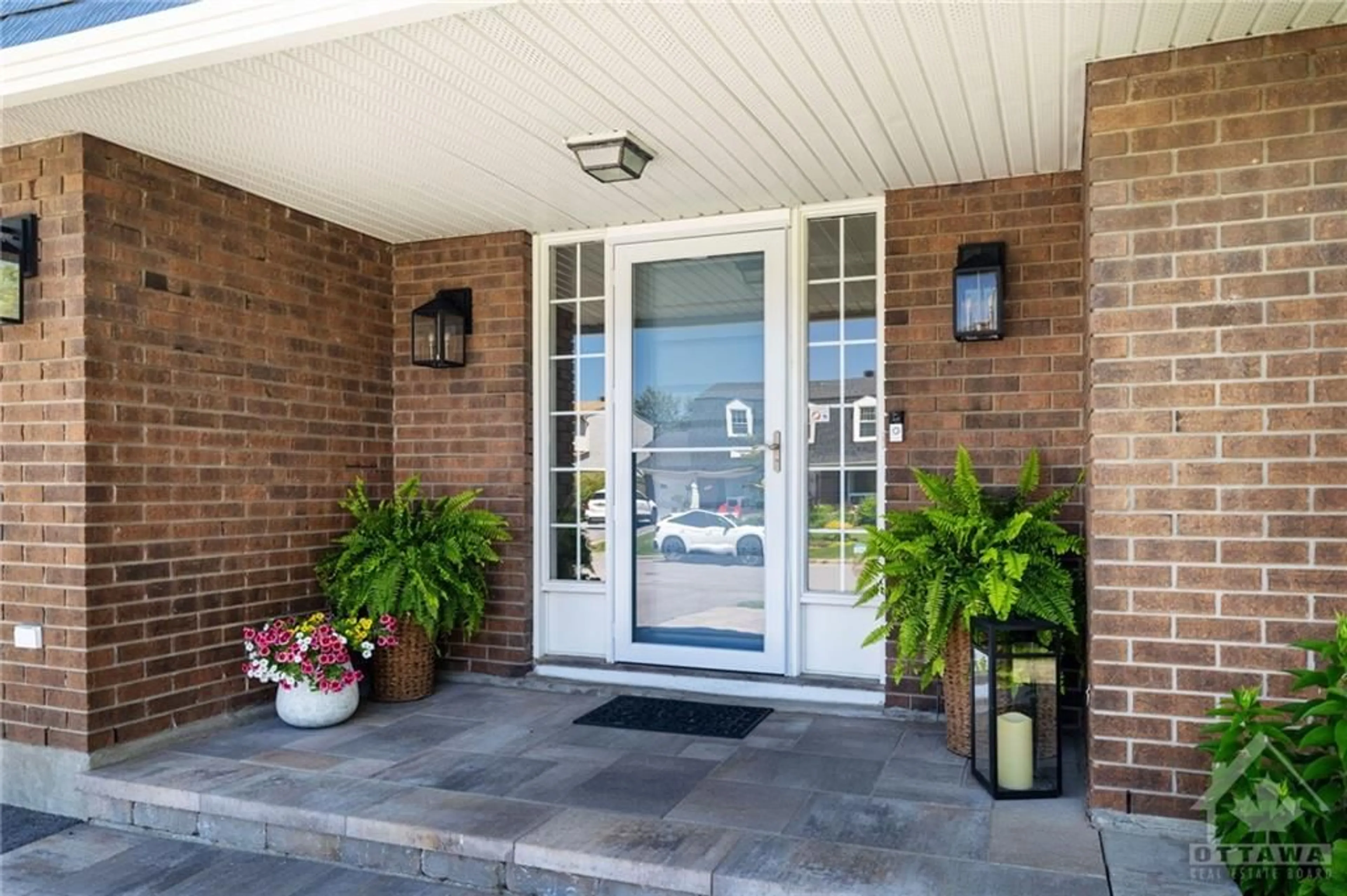 Indoor entryway for 1322 FONTENAY Cres, Ottawa Ontario K1V 7K8