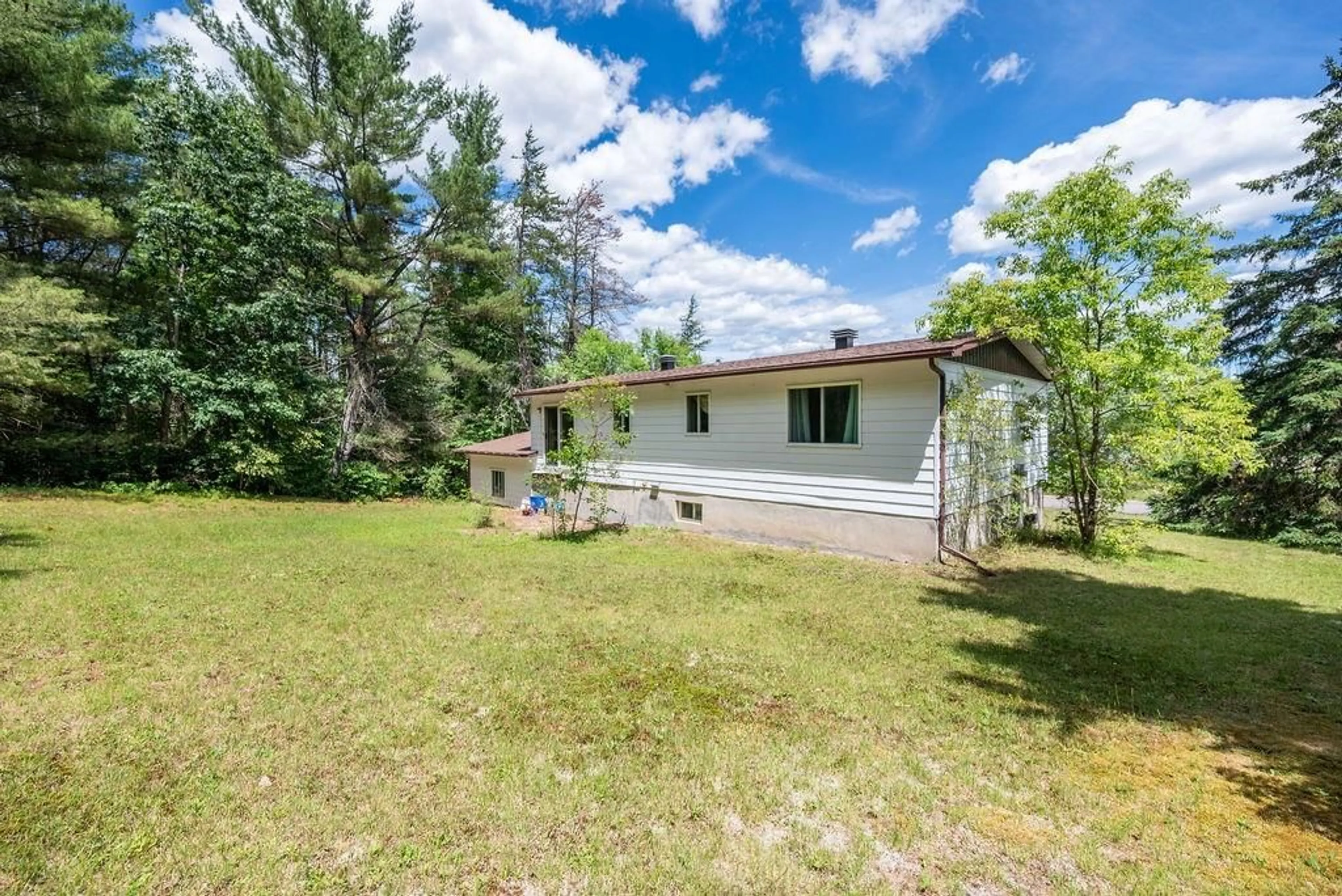 Cottage for 19 PETER St, Laurentian Hills Ontario K0J 1J0