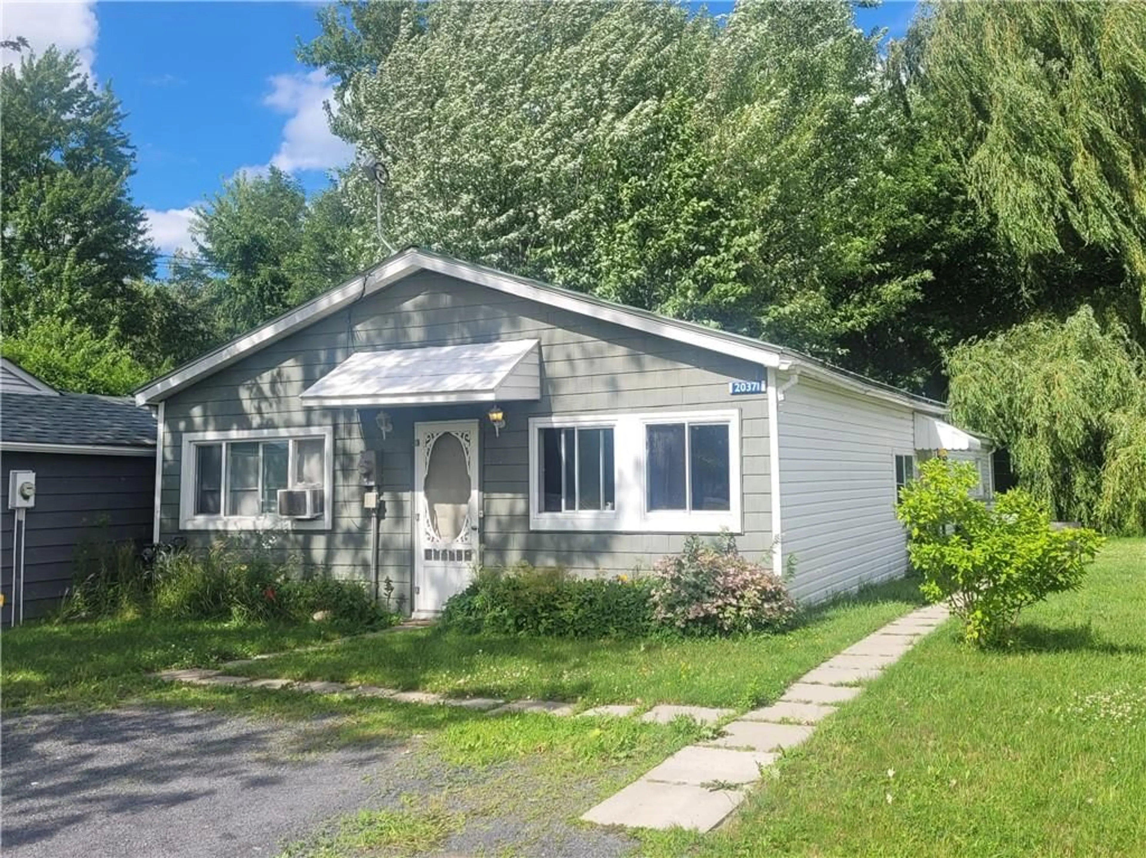 Cottage for 20371 COUNTY ROAD 2 Rd, Lancaster Ontario K0C 2C0