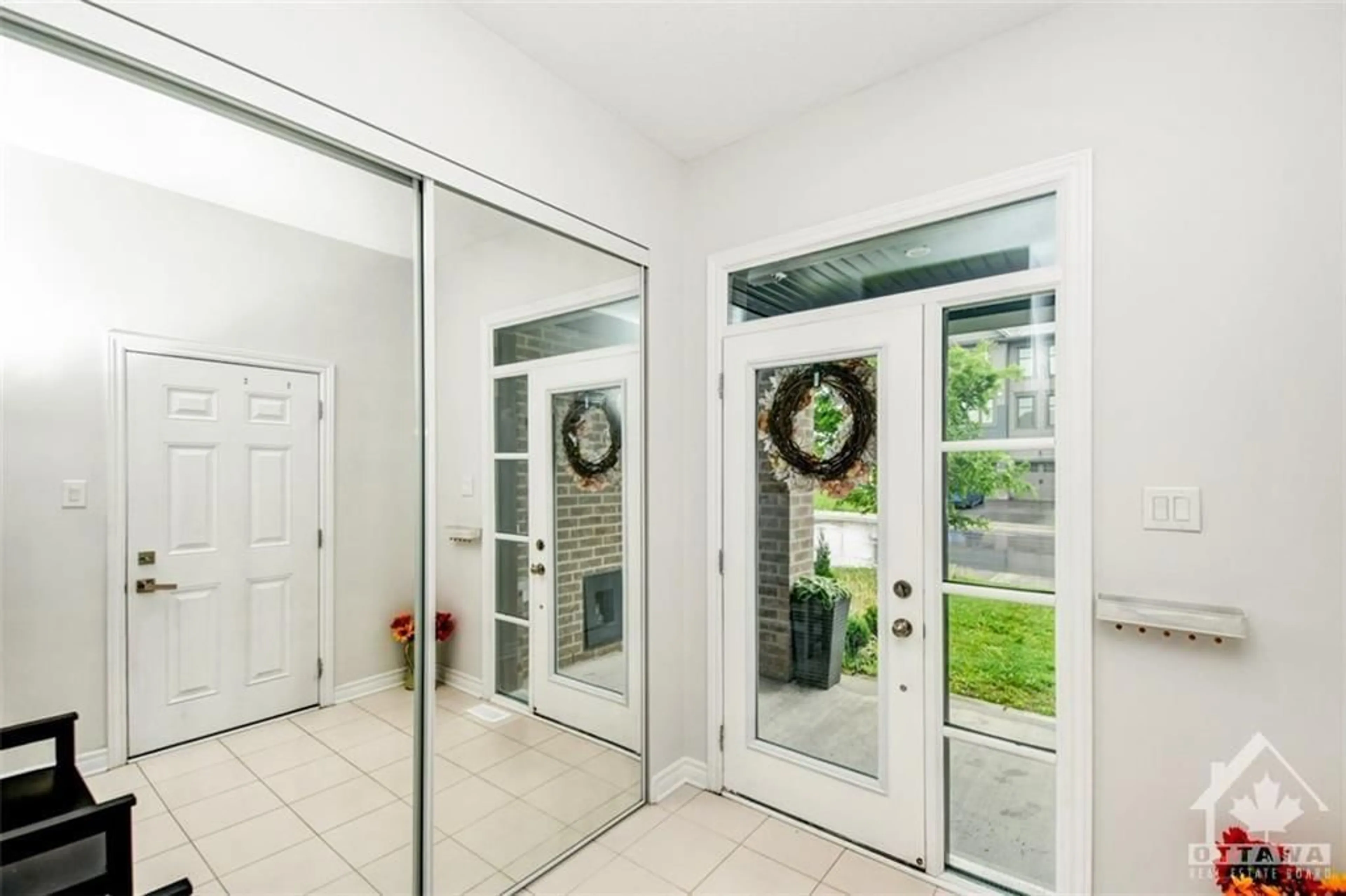 Indoor entryway for 860 KILBIRNIE Dr, Ottawa Ontario K2J 6G6