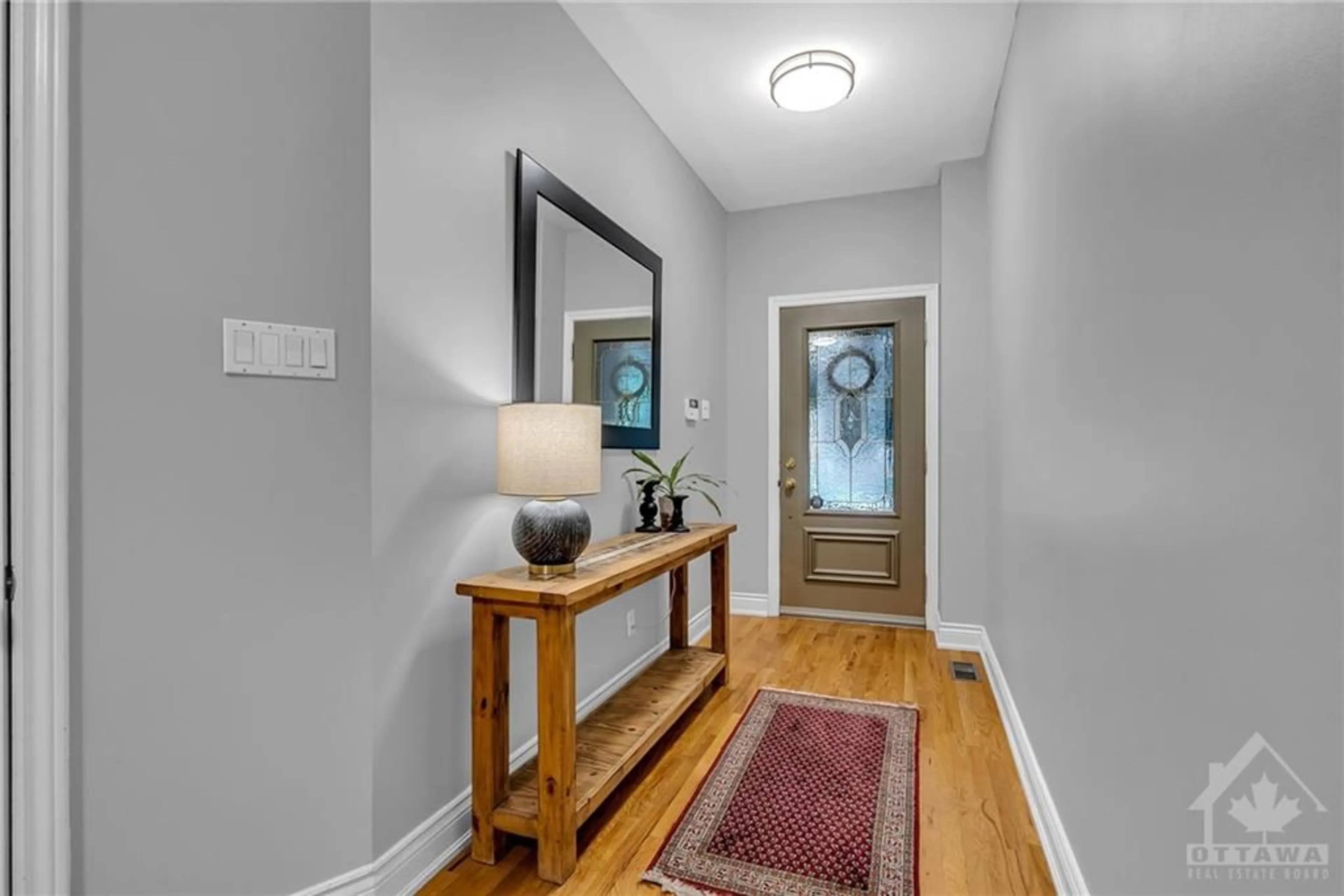 Indoor entryway for 125 SECOND Ave #B, Ottawa Ontario K1S 2H4