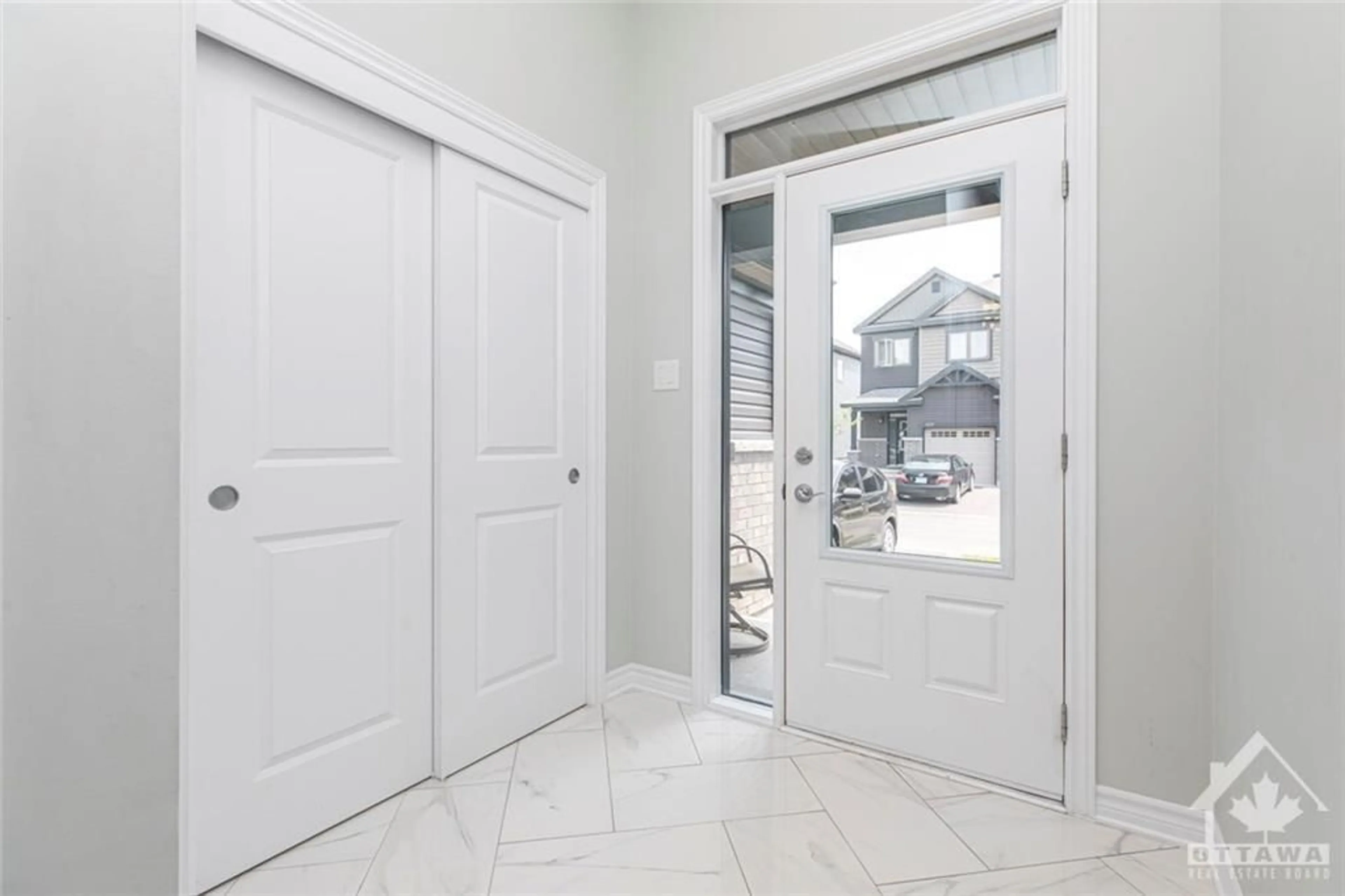 Indoor entryway for 406 ALLEE PREMIERE Lane, Rockland Ontario K4M 0M7