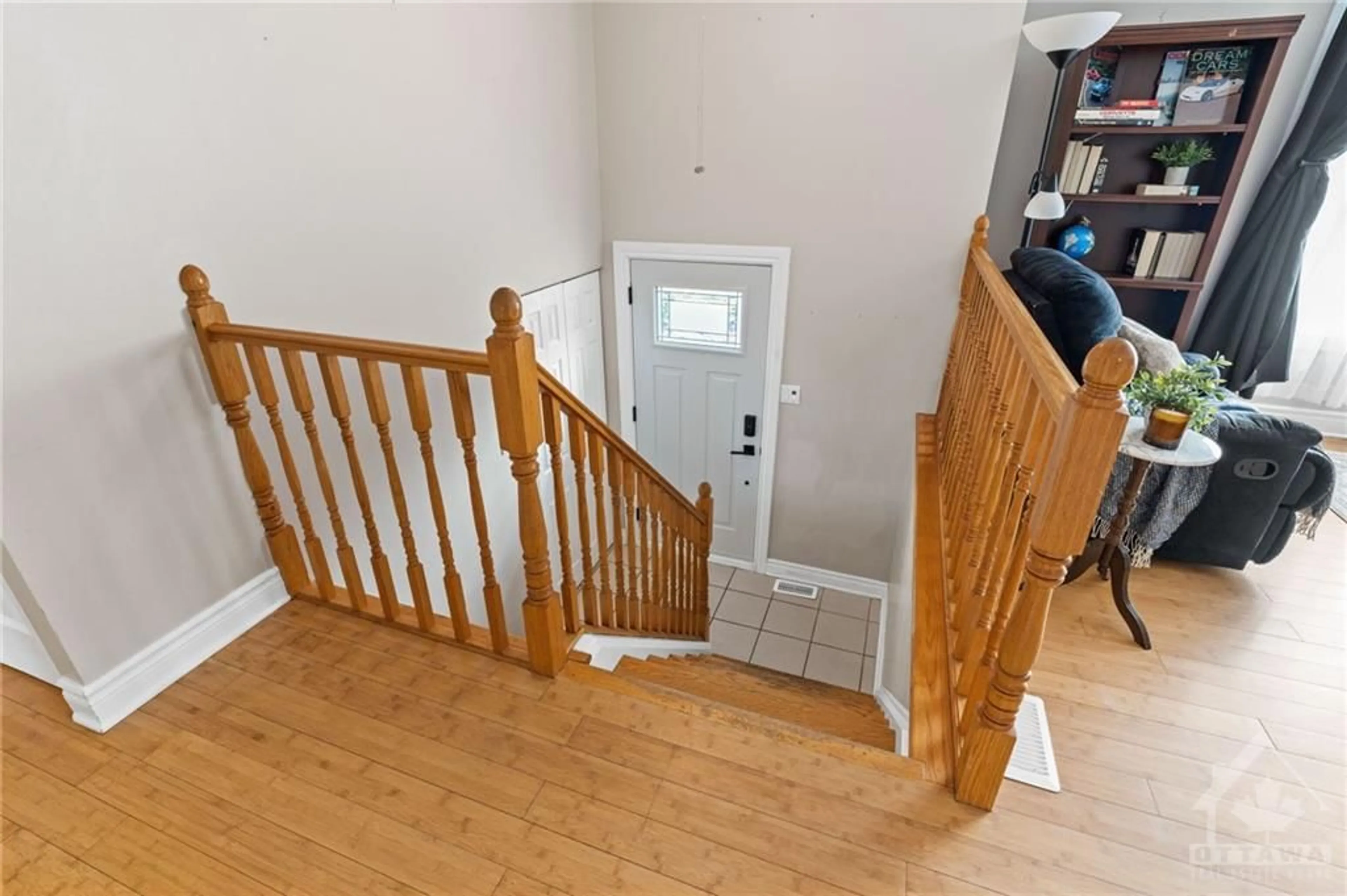 Indoor foyer for 23 ST REMY Dr, Ottawa Ontario K2J 1A7