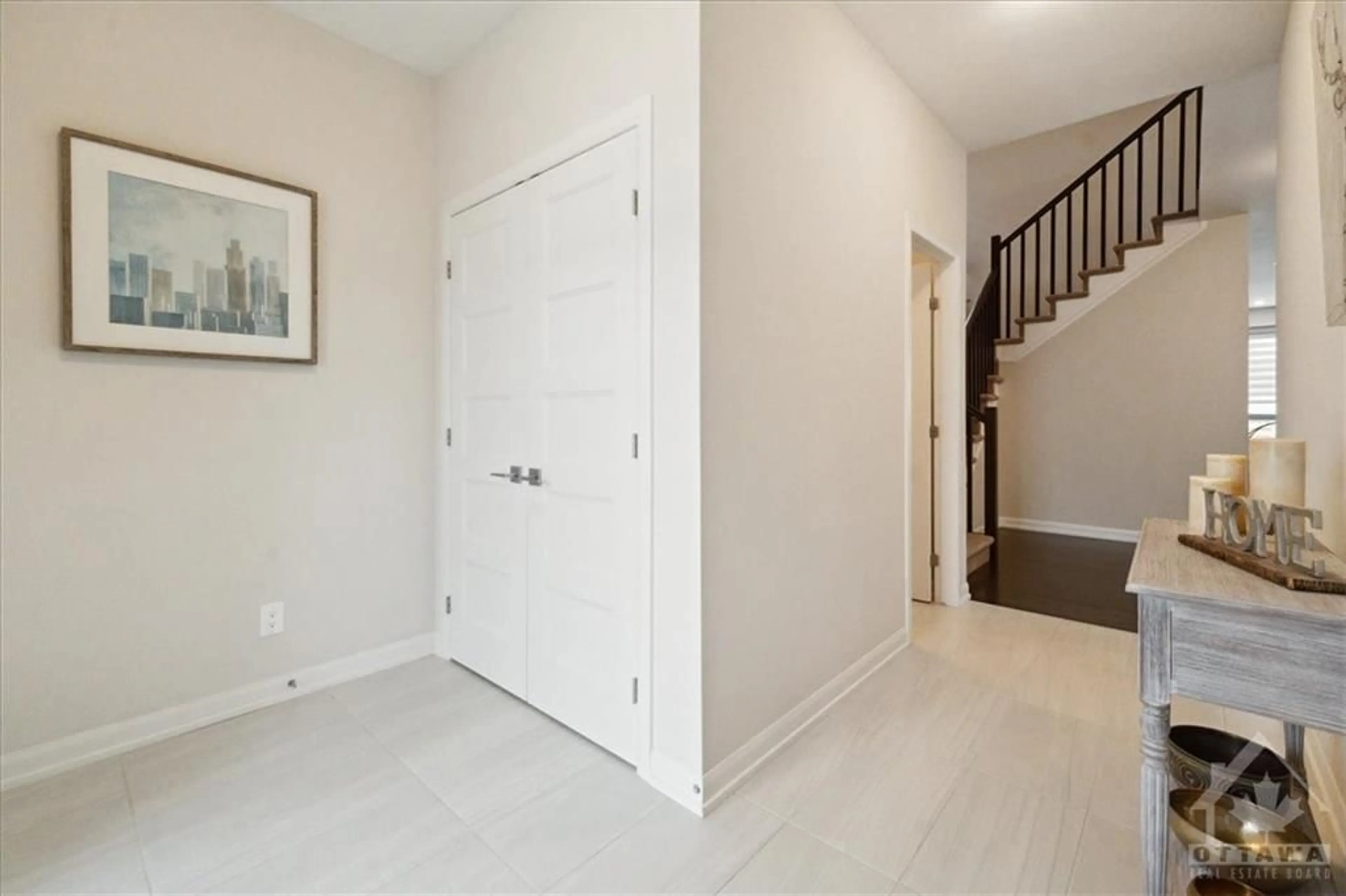 Indoor entryway for 63 AMBER St, Rockland Ontario K4K 0L6