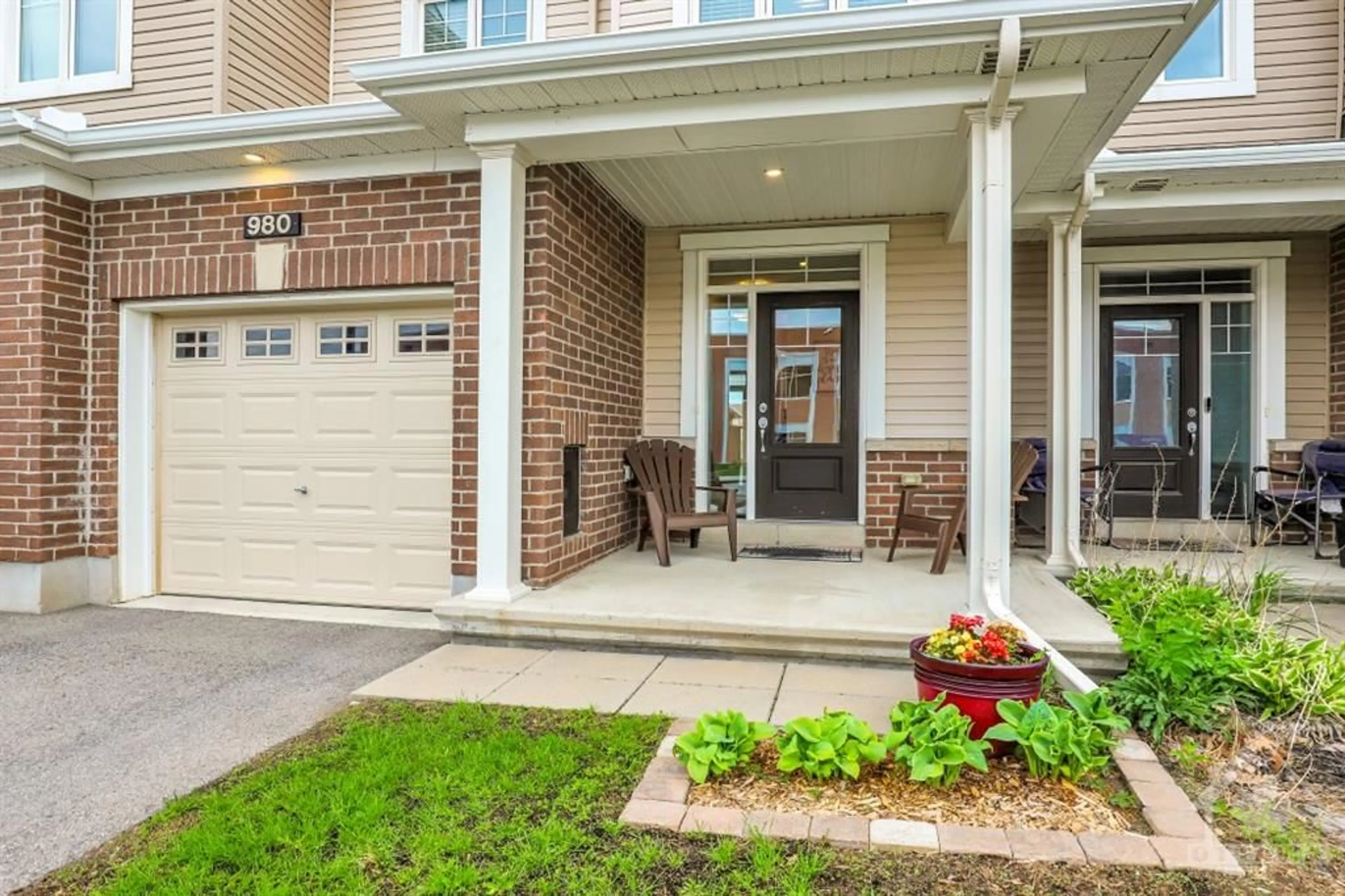 Indoor entryway for 980 KILBIRNIE Dr, Ottawa Ontario K2J 6E6