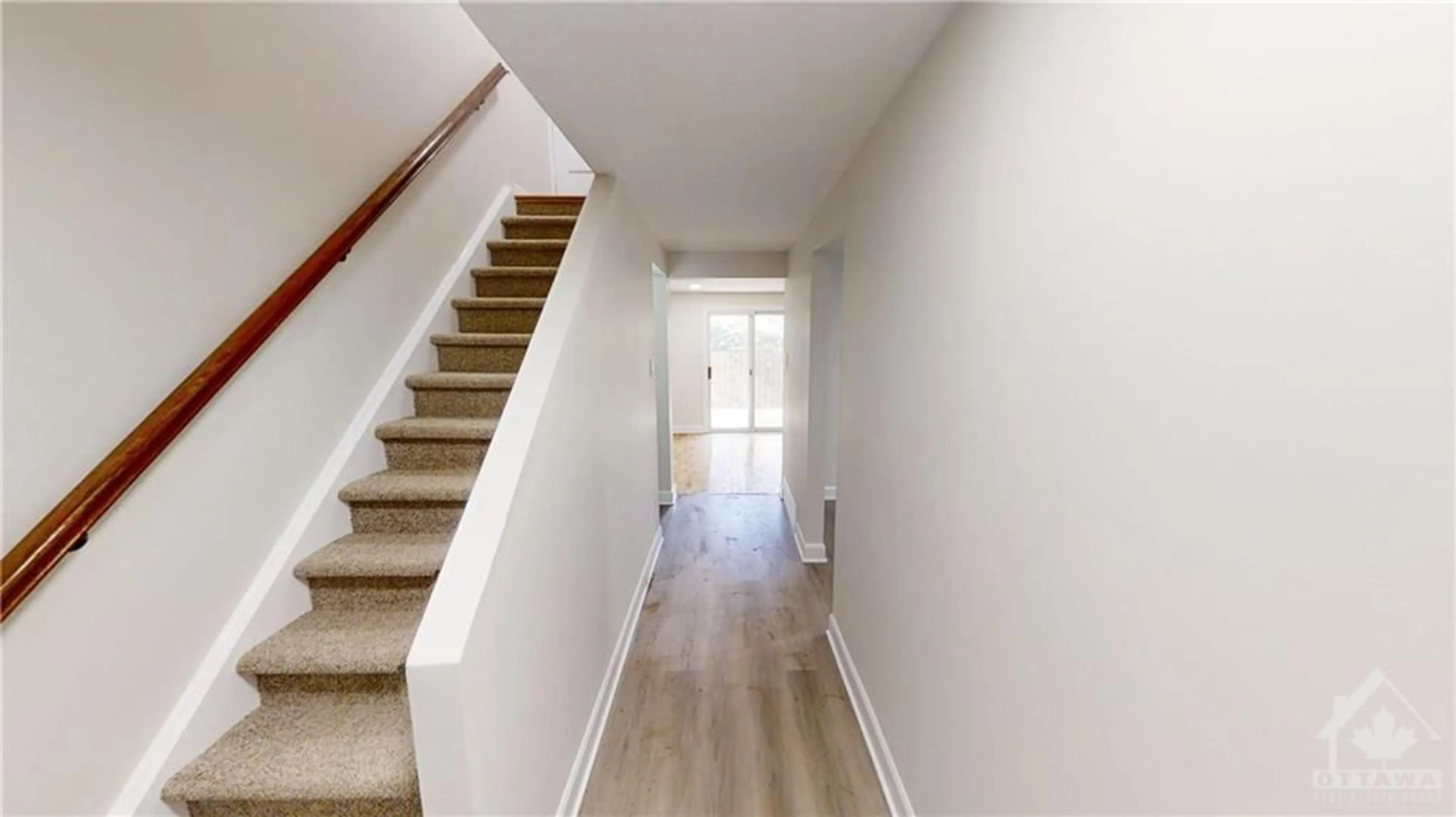 Indoor foyer for 1045 MORRISON Dr #102, Ottawa Ontario K2H 7L2