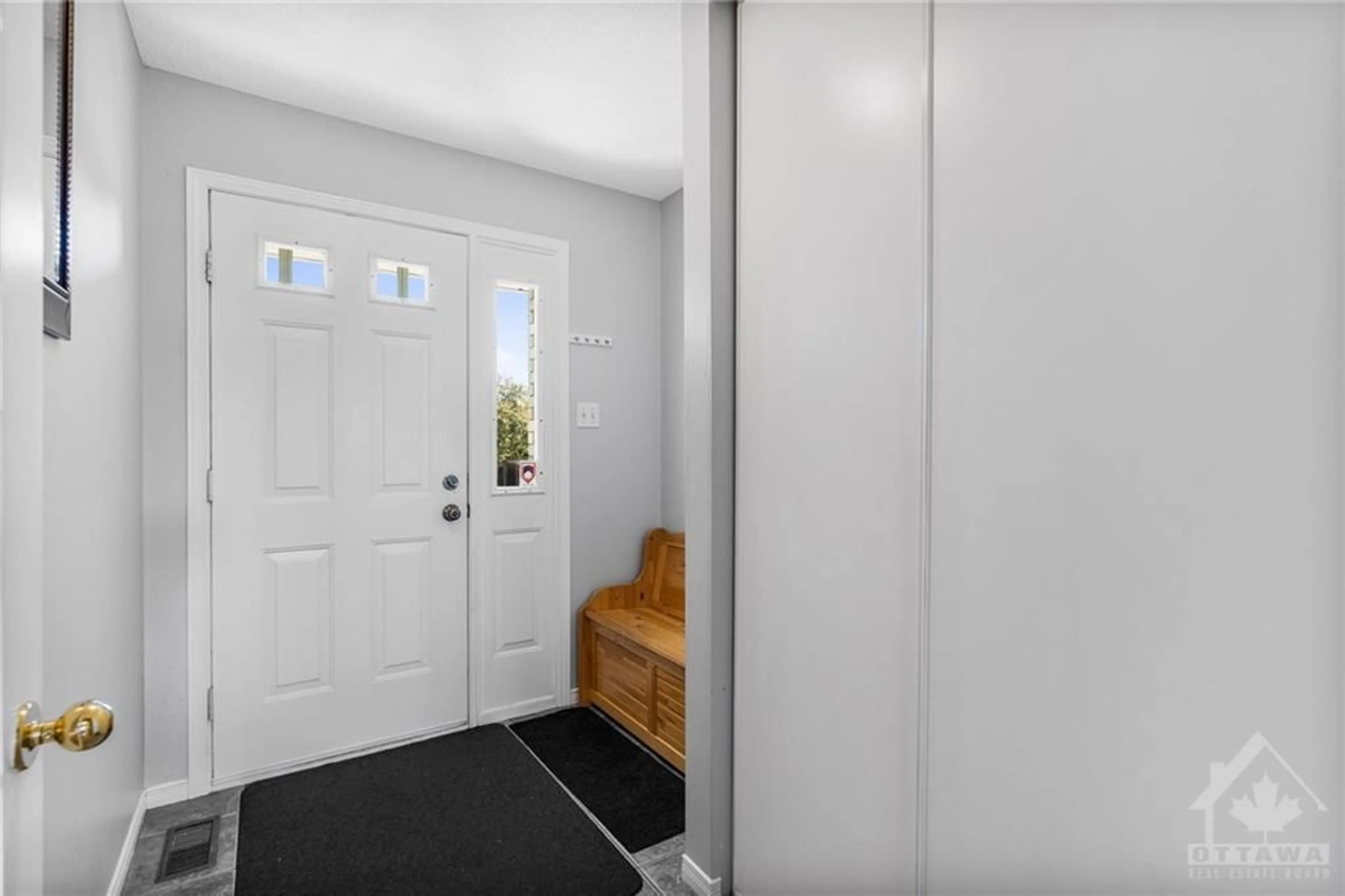 Indoor entryway for 876 LAWRENCE St, Rockland Ontario K4K 1M8