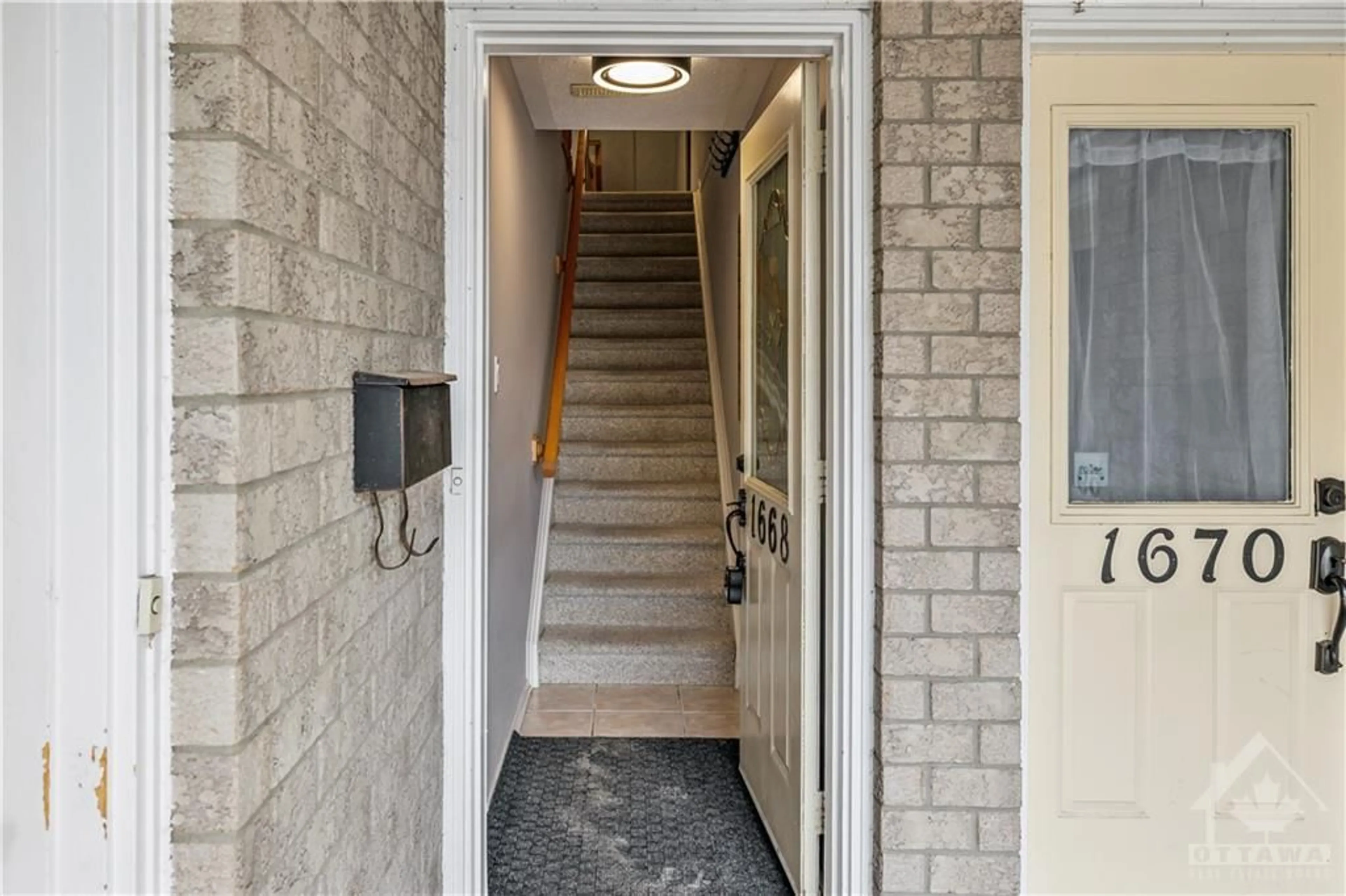 Indoor foyer for 1668 LOCKSLEY Lane, Ottawa Ontario K1J 1B6