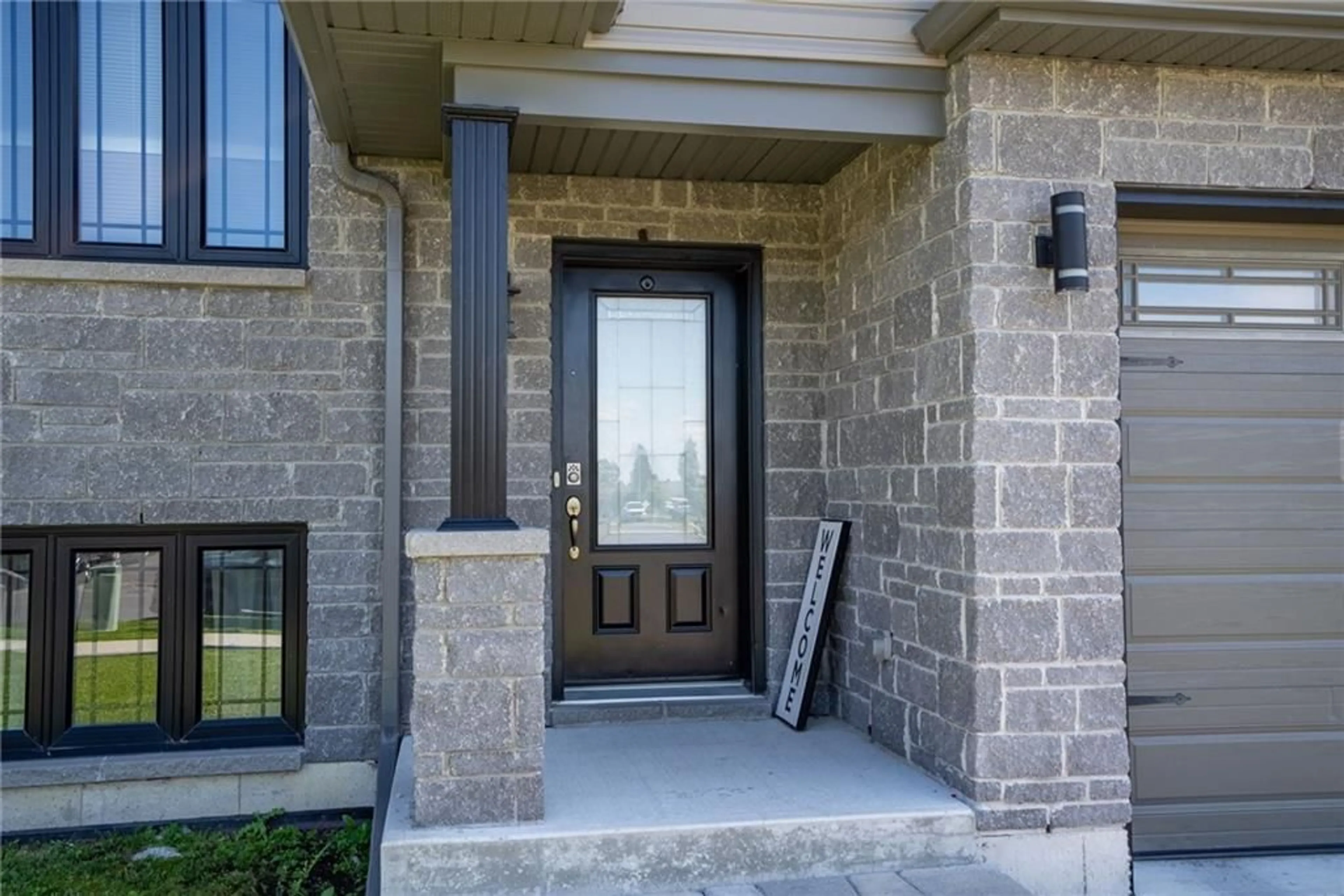 Indoor entryway for 200 BELLWOOD Dr, Cornwall Ontario K6H 0G9