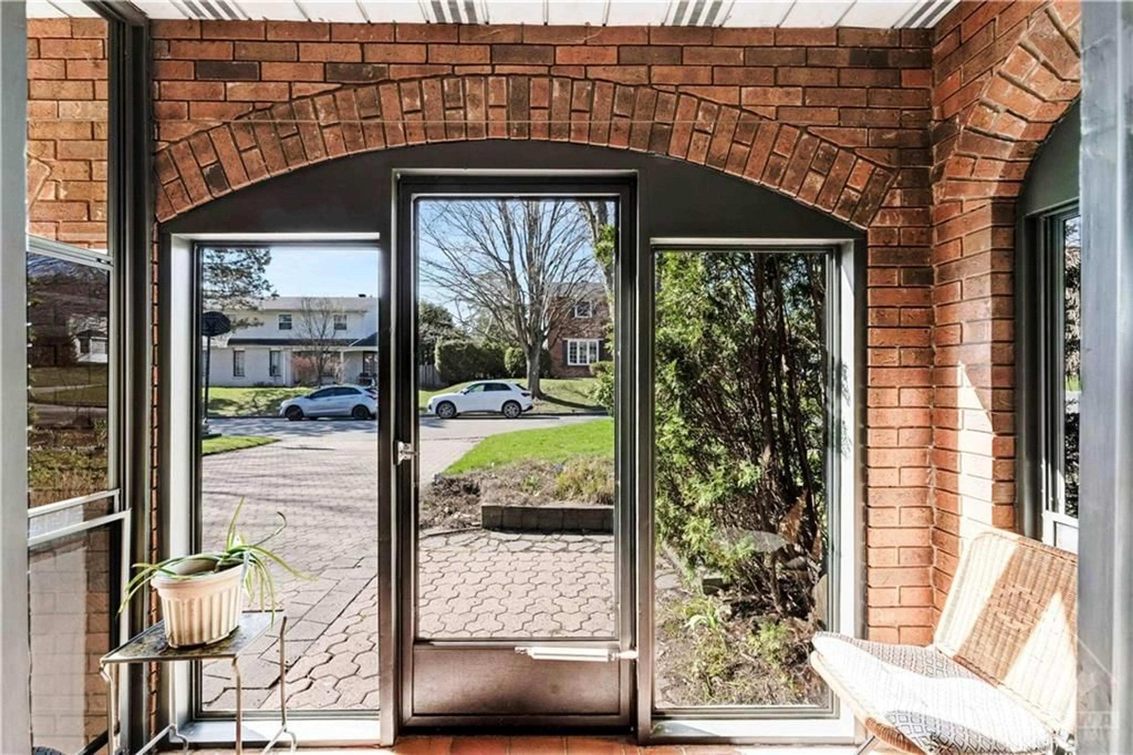 Indoor entryway for 1851 JUNO Ave, Ottawa Ontario K1H 6S6