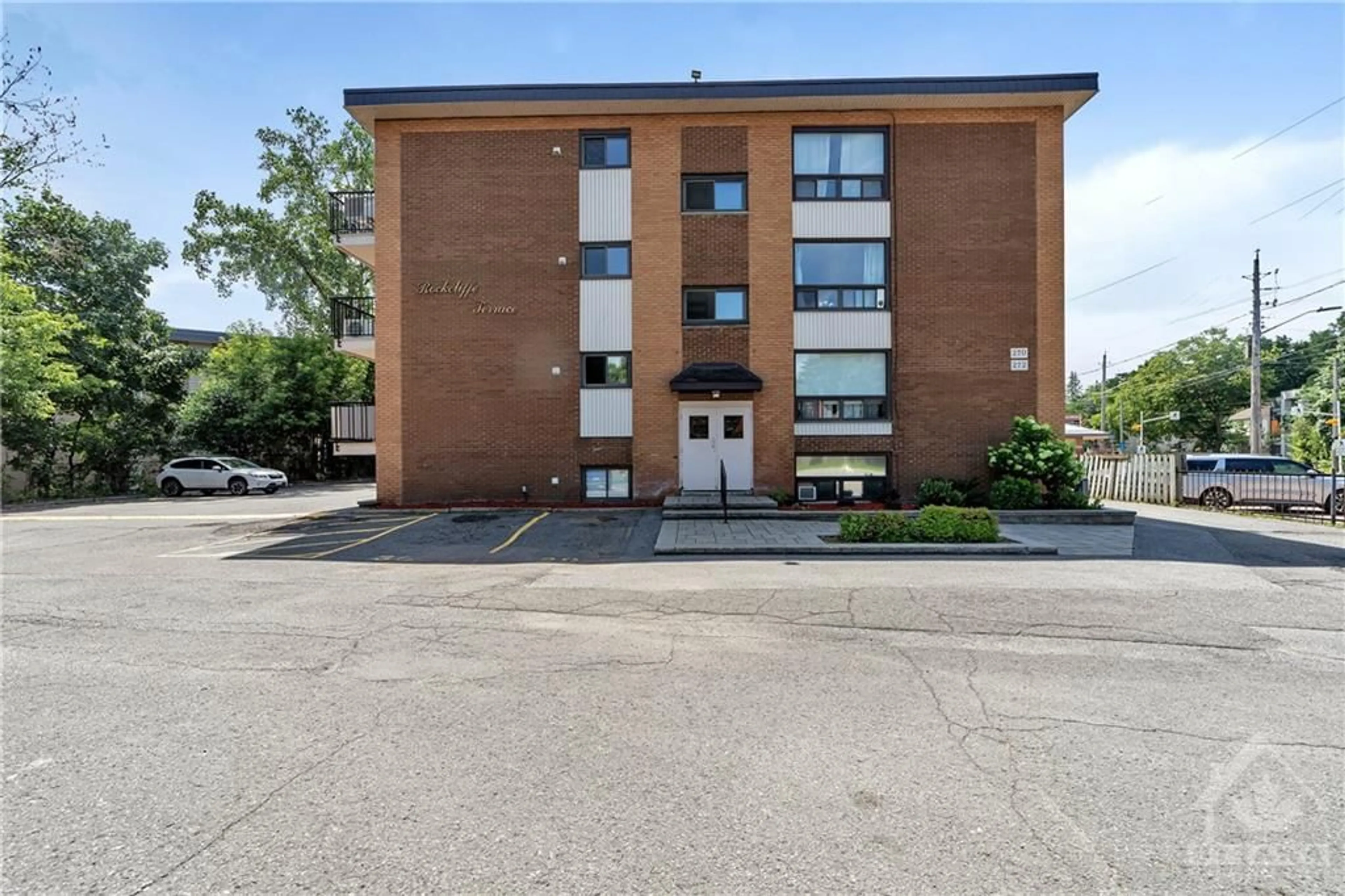 A pic from exterior of the house or condo for 270 BEECHWOOD Ave #1, Ottawa Ontario K1L 8A6