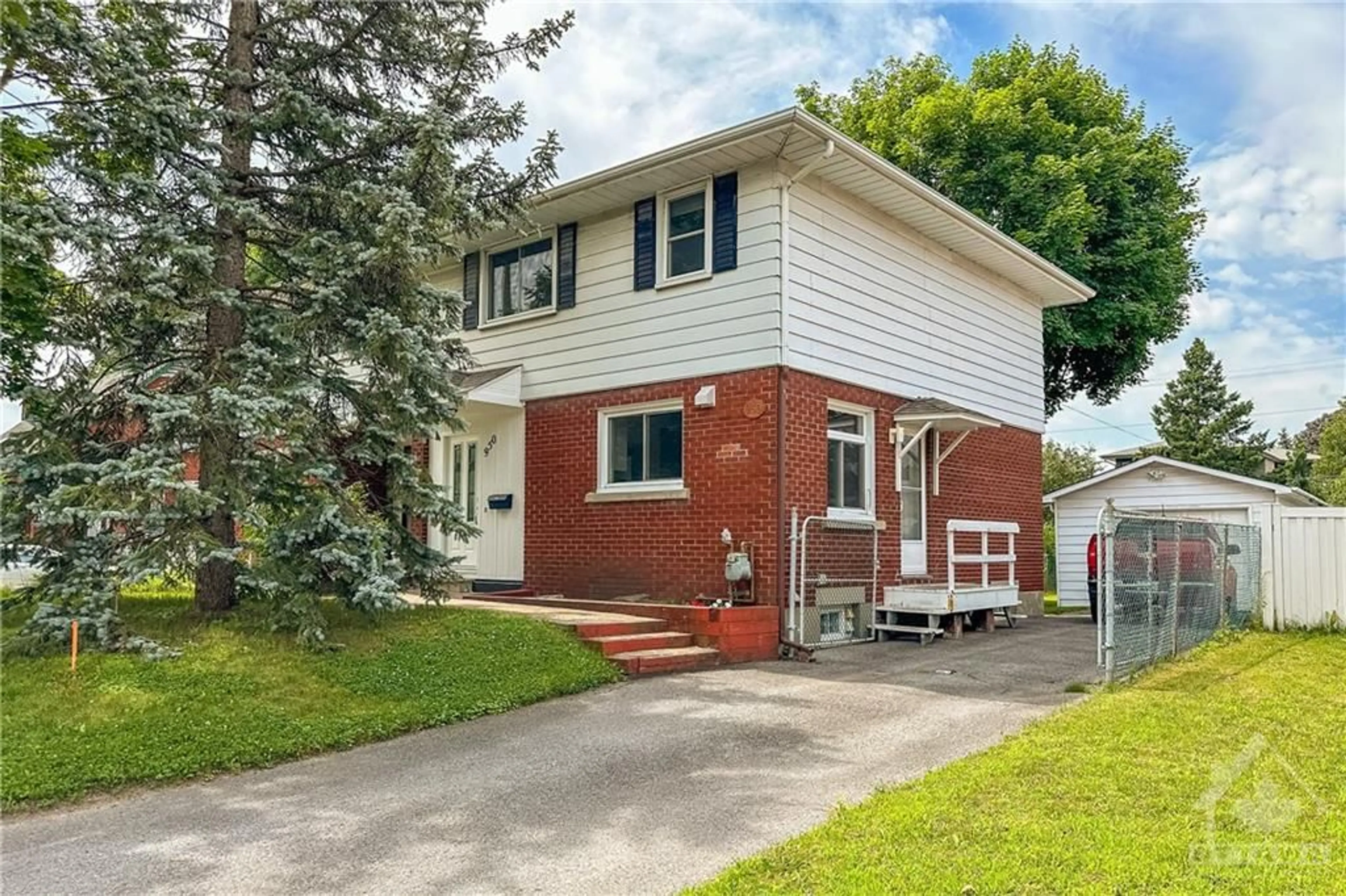 Frontside or backside of a home for 950 WOODROFFE Ave, Ottawa Ontario K2A 3R7