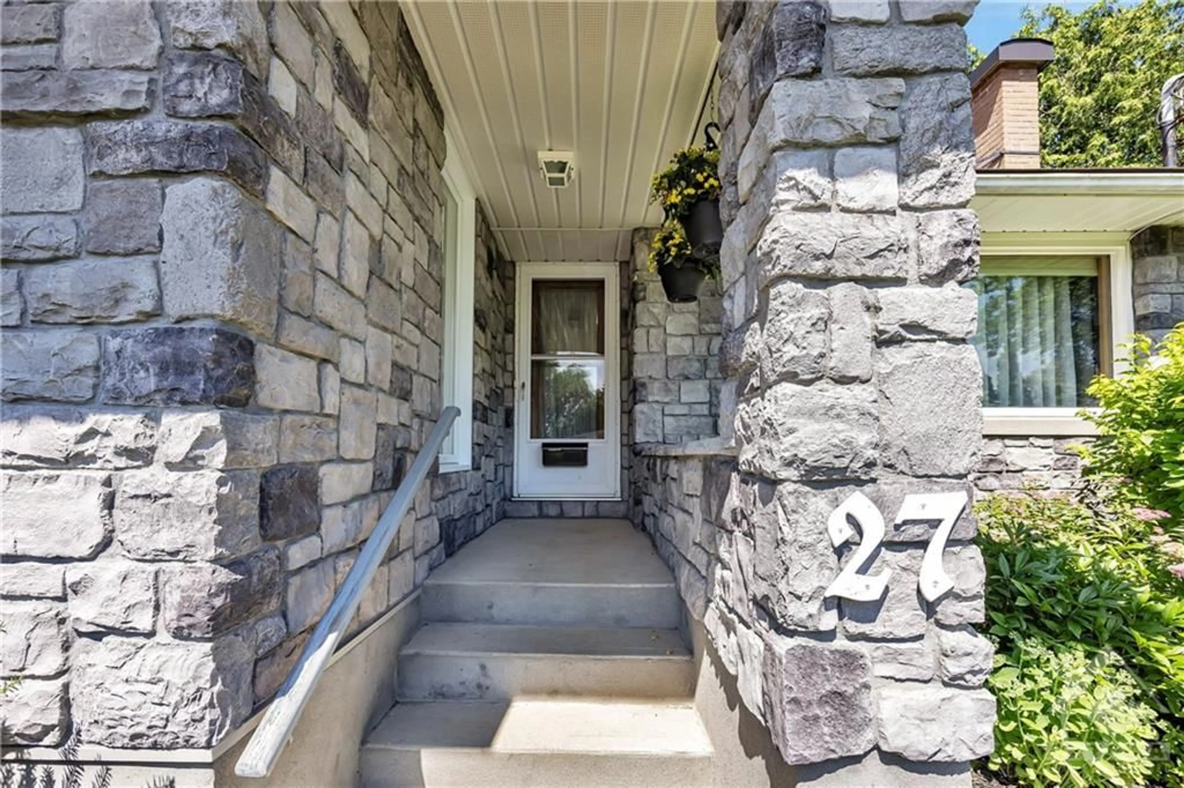 Indoor entryway for 27 DUNHAM St, Ottawa Ontario K1J 7L7