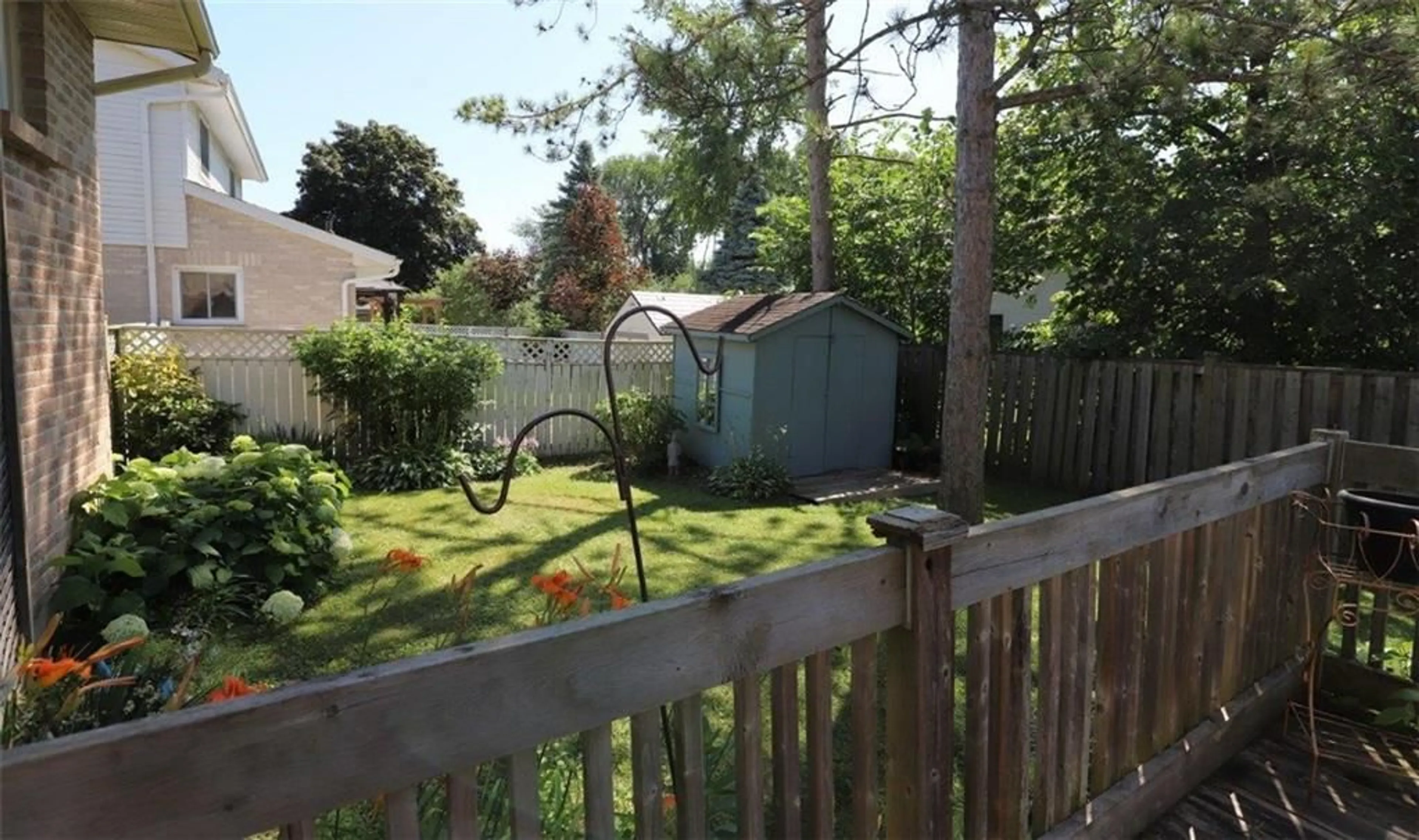 Fenced yard for 625 LAURIER Blvd, Brockville Ontario K6V 6M3
