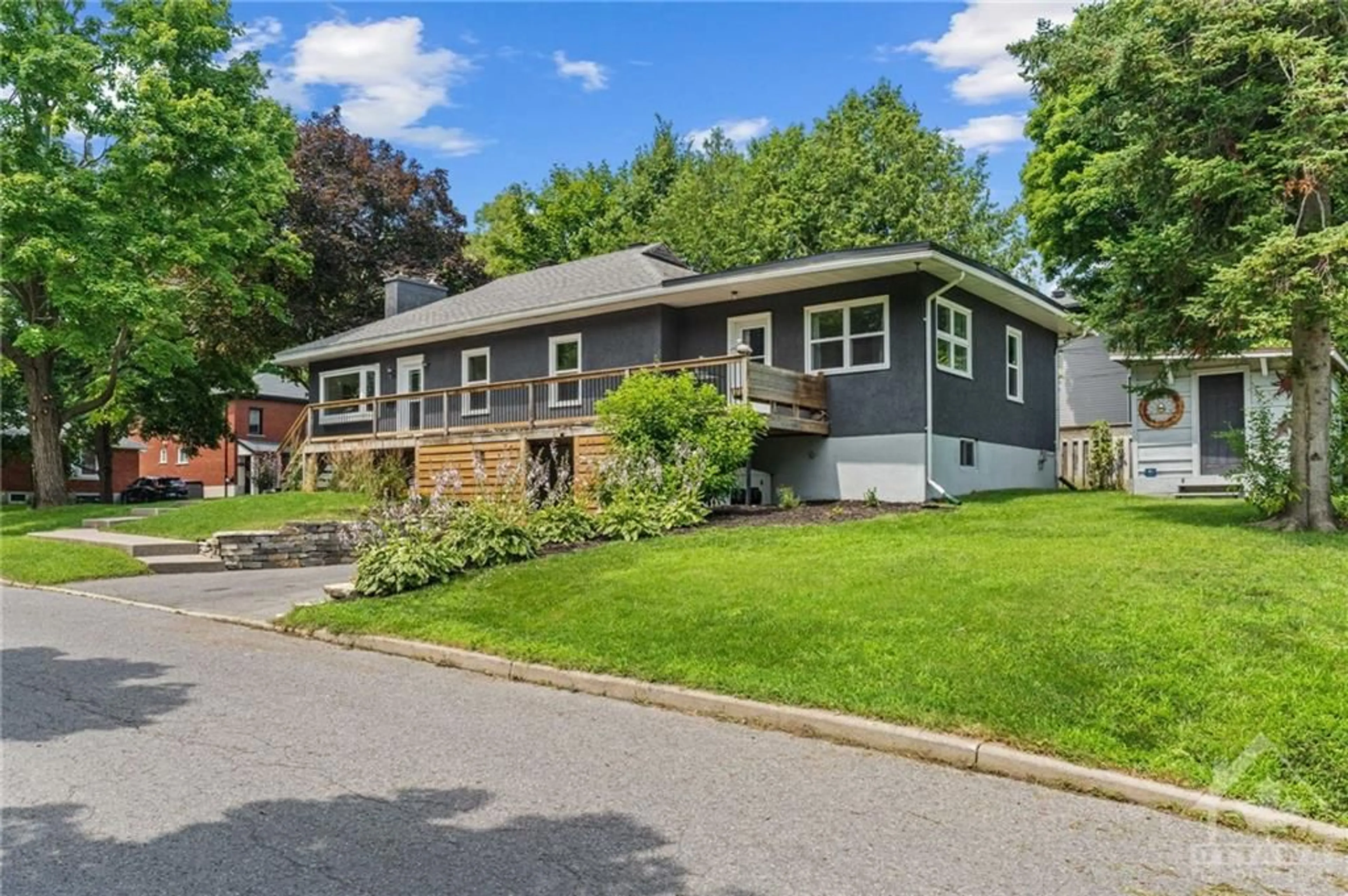 Frontside or backside of a home for 869 TAVISTOCK Ave, Ottawa Ontario K2B 5N5