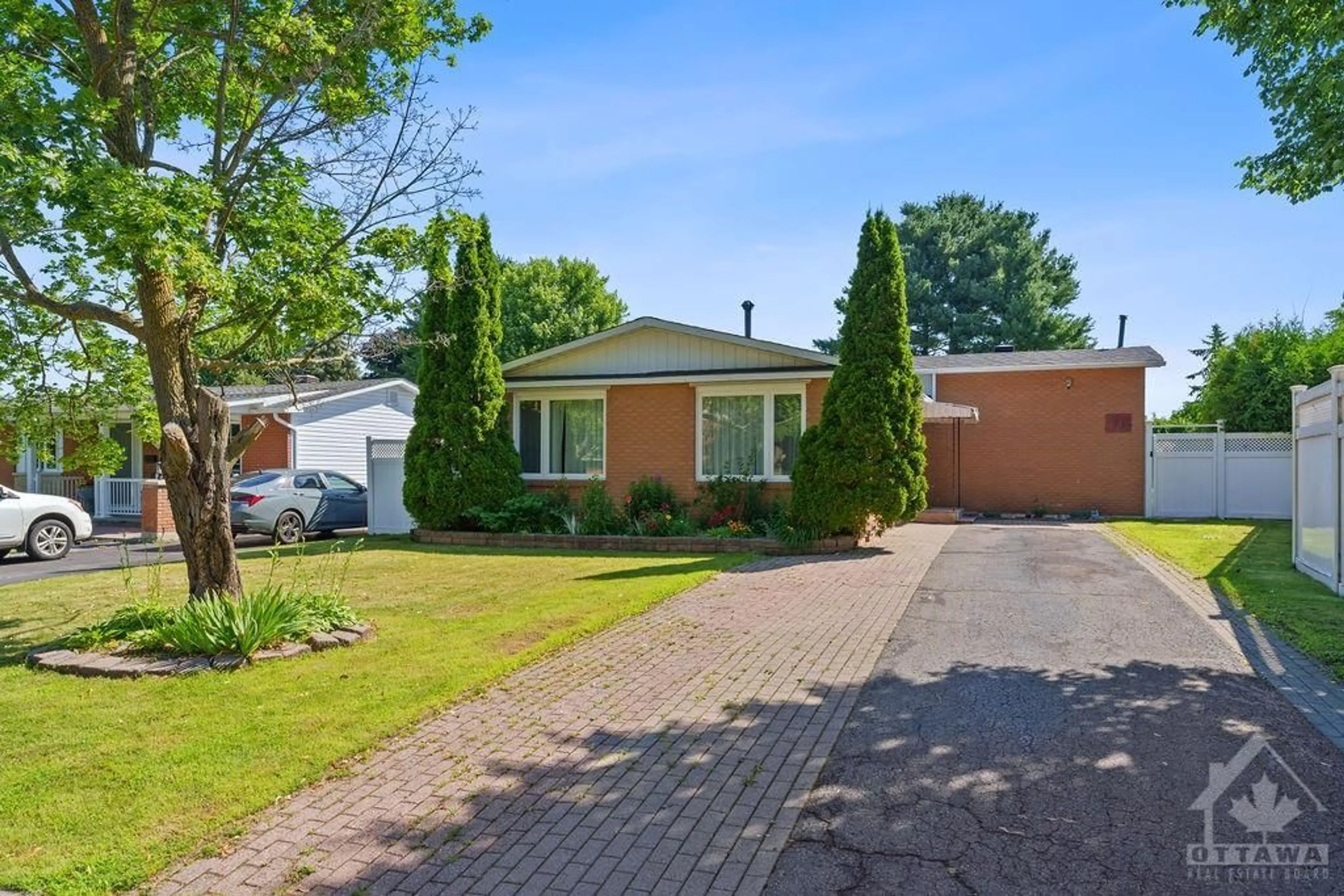 Home with brick exterior material for 2114 ERINBROOK Cres, Ottawa Ontario K1B 4J4