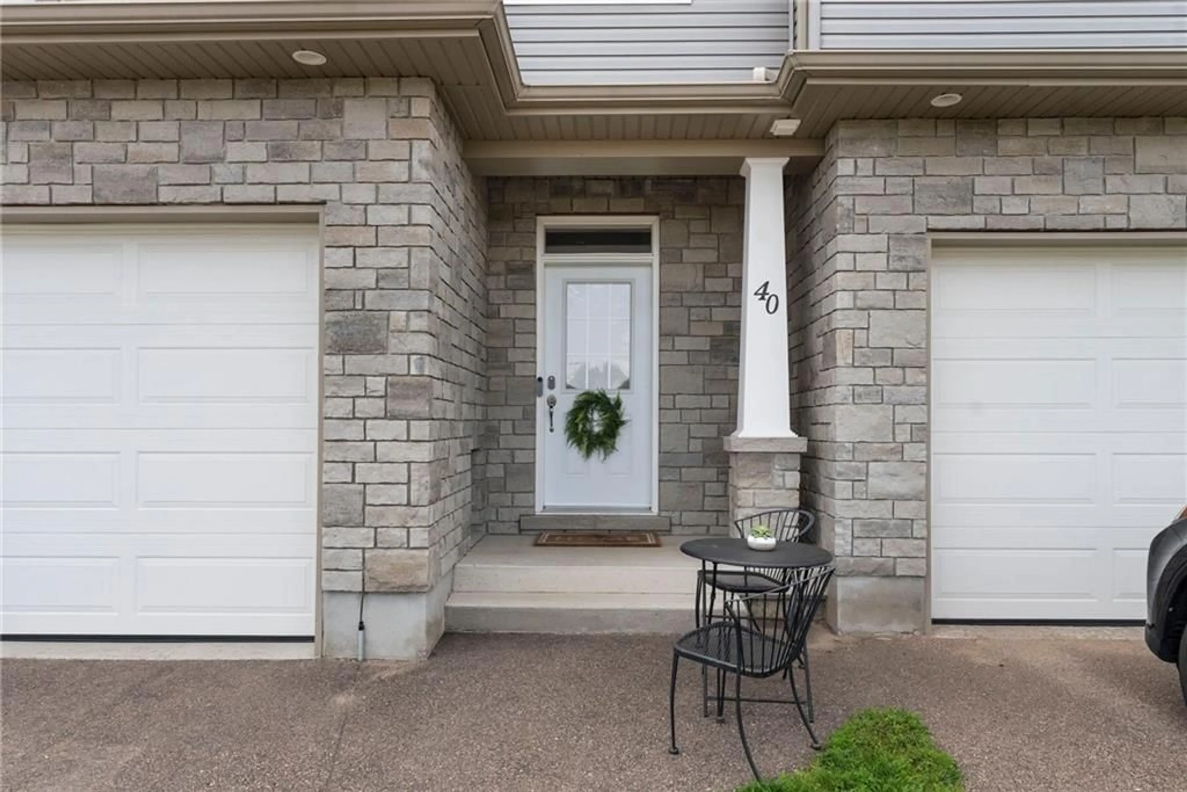 Indoor entryway for 40 MCNAMARA St, Petawawa Ontario K8H 0C4