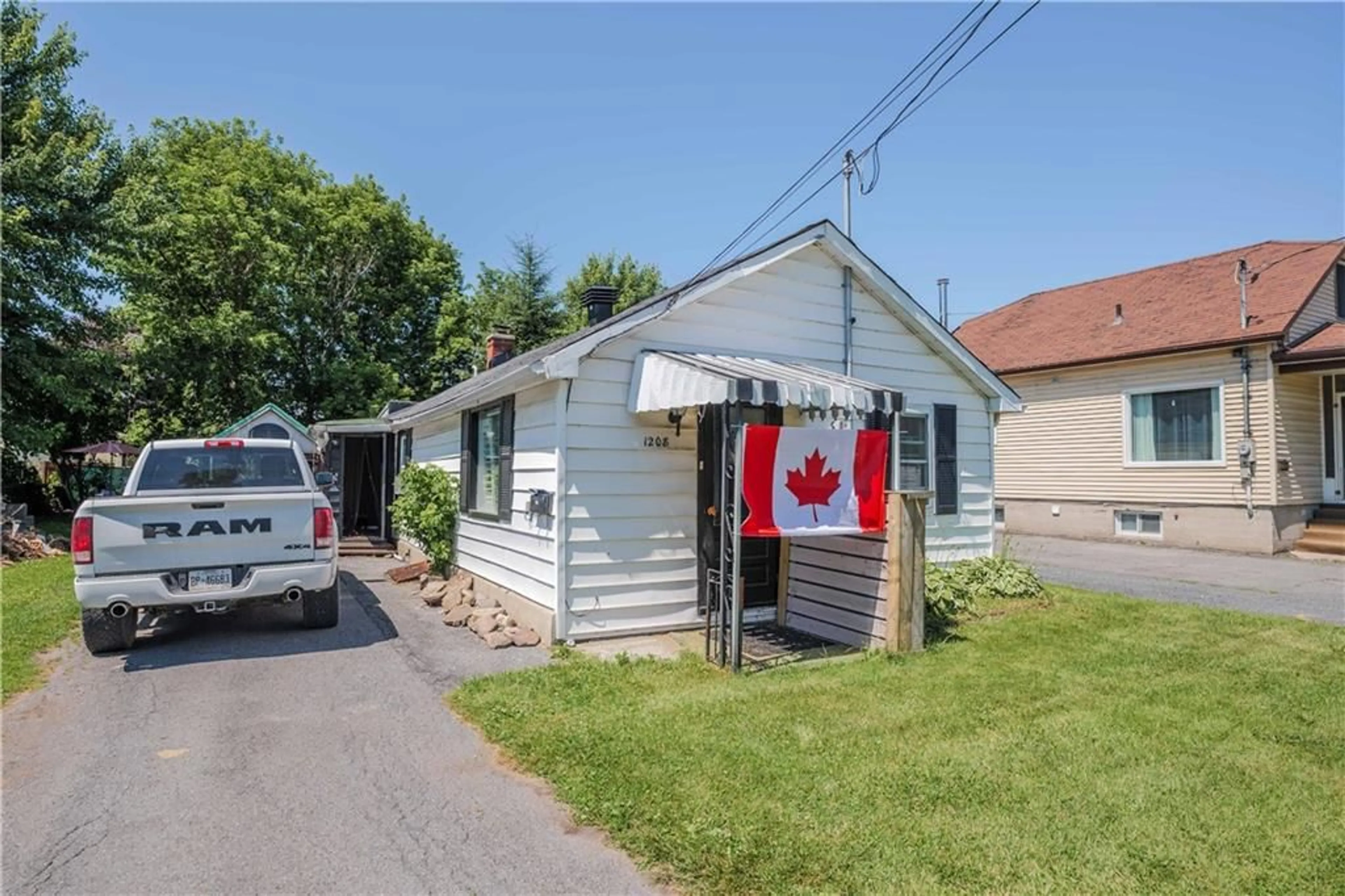 Cottage for 1208 CUMBERLAND St, Cornwall Ontario K6J 4K5