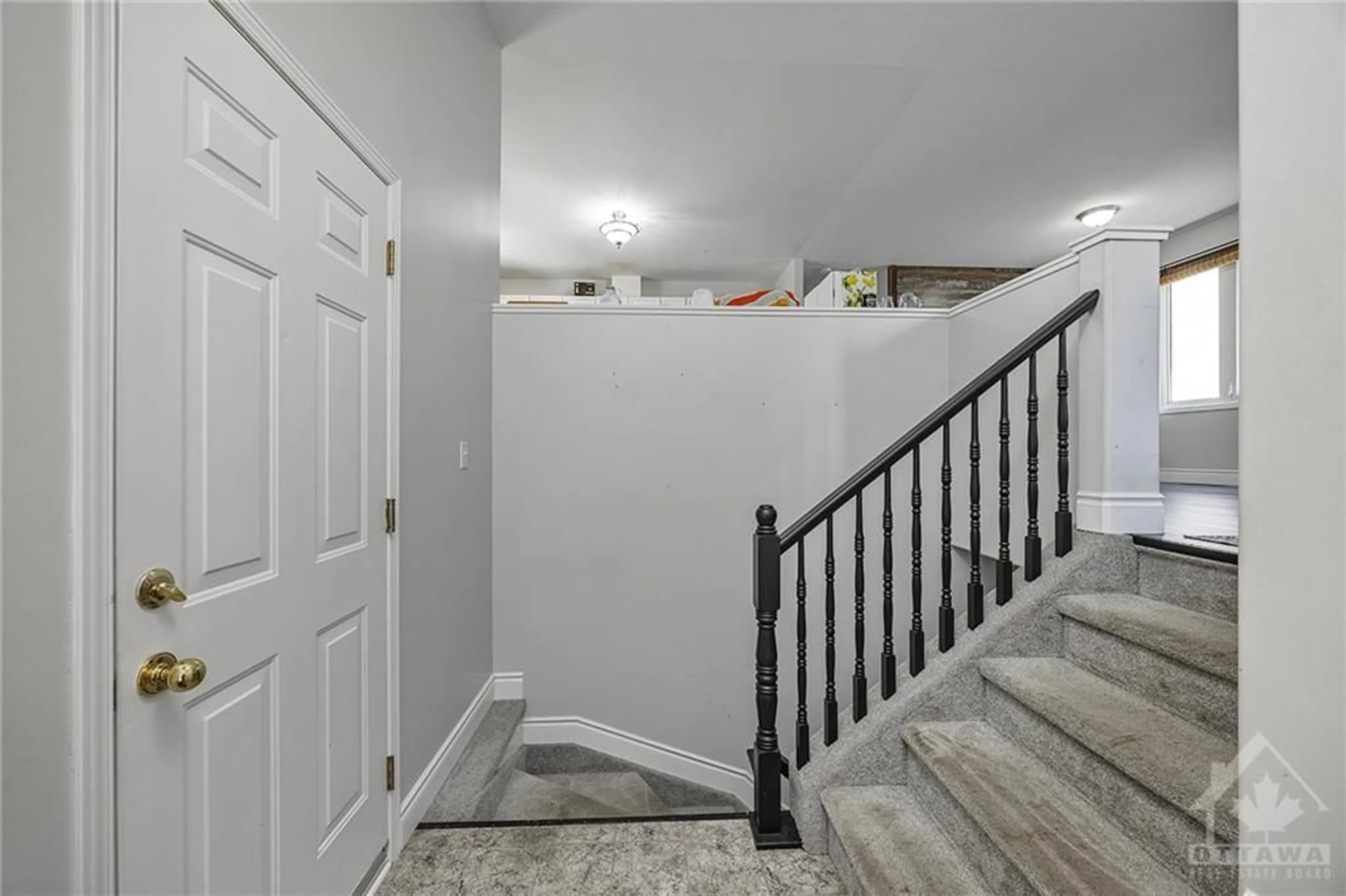 Indoor entryway for 1292 JUNIPER Dr, Kingston Ontario K7P 3G4