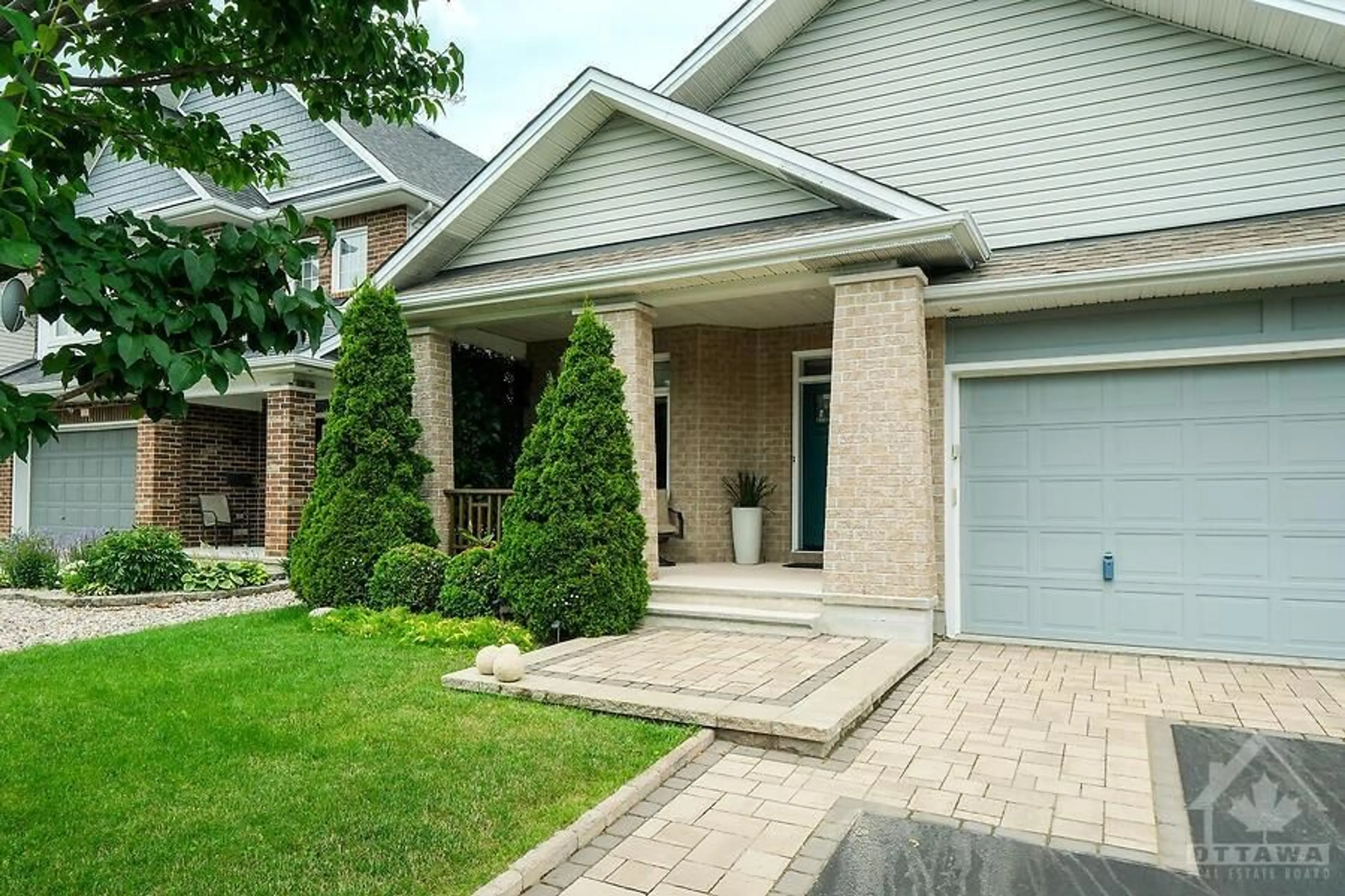 Frontside or backside of a home for 121 MONTARGIS Cir, Ottawa Ontario K4A 0M5