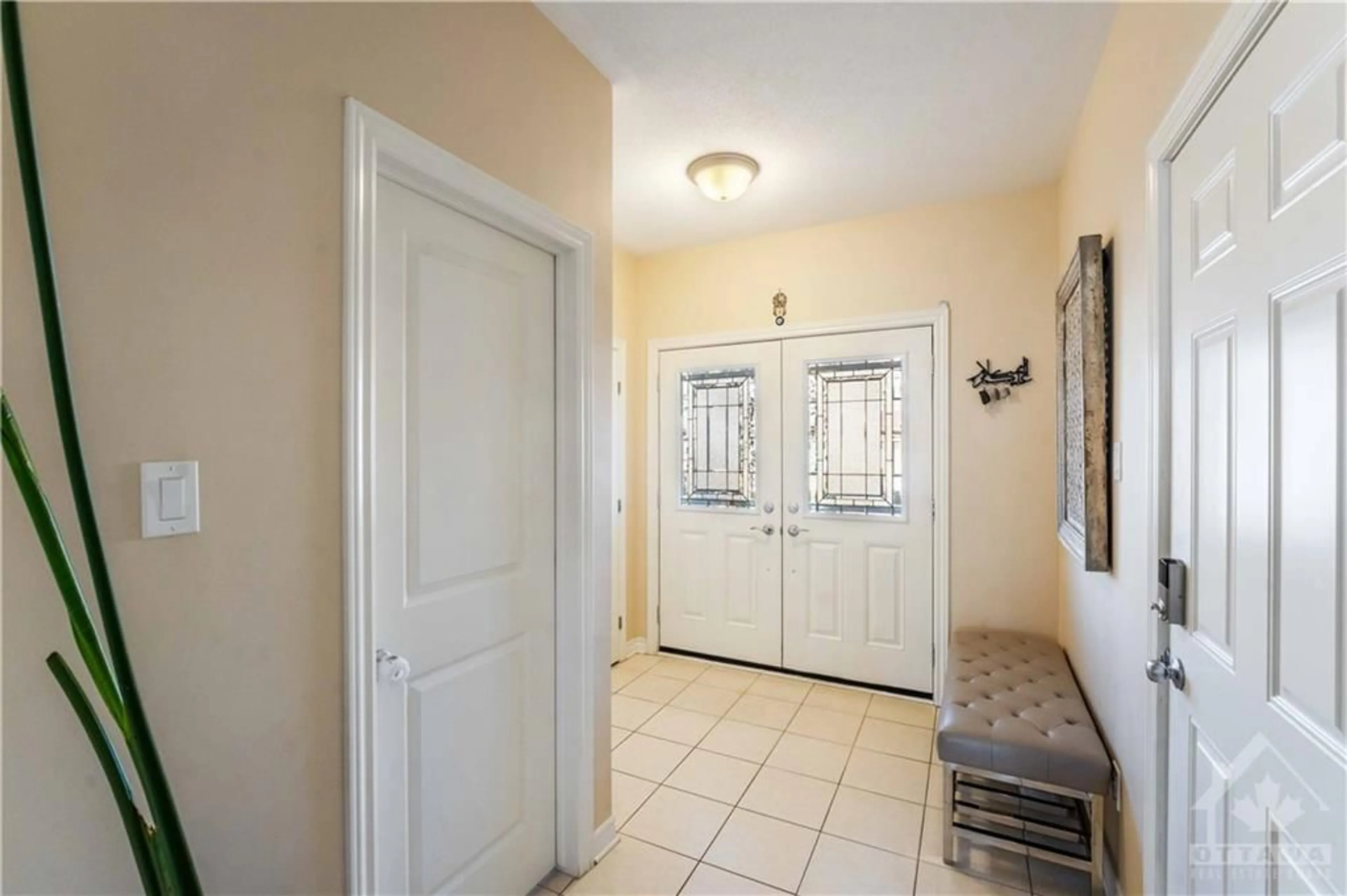 Indoor entryway for 656 WOODBRIAR Way, Ottawa Ontario K1V 0J6