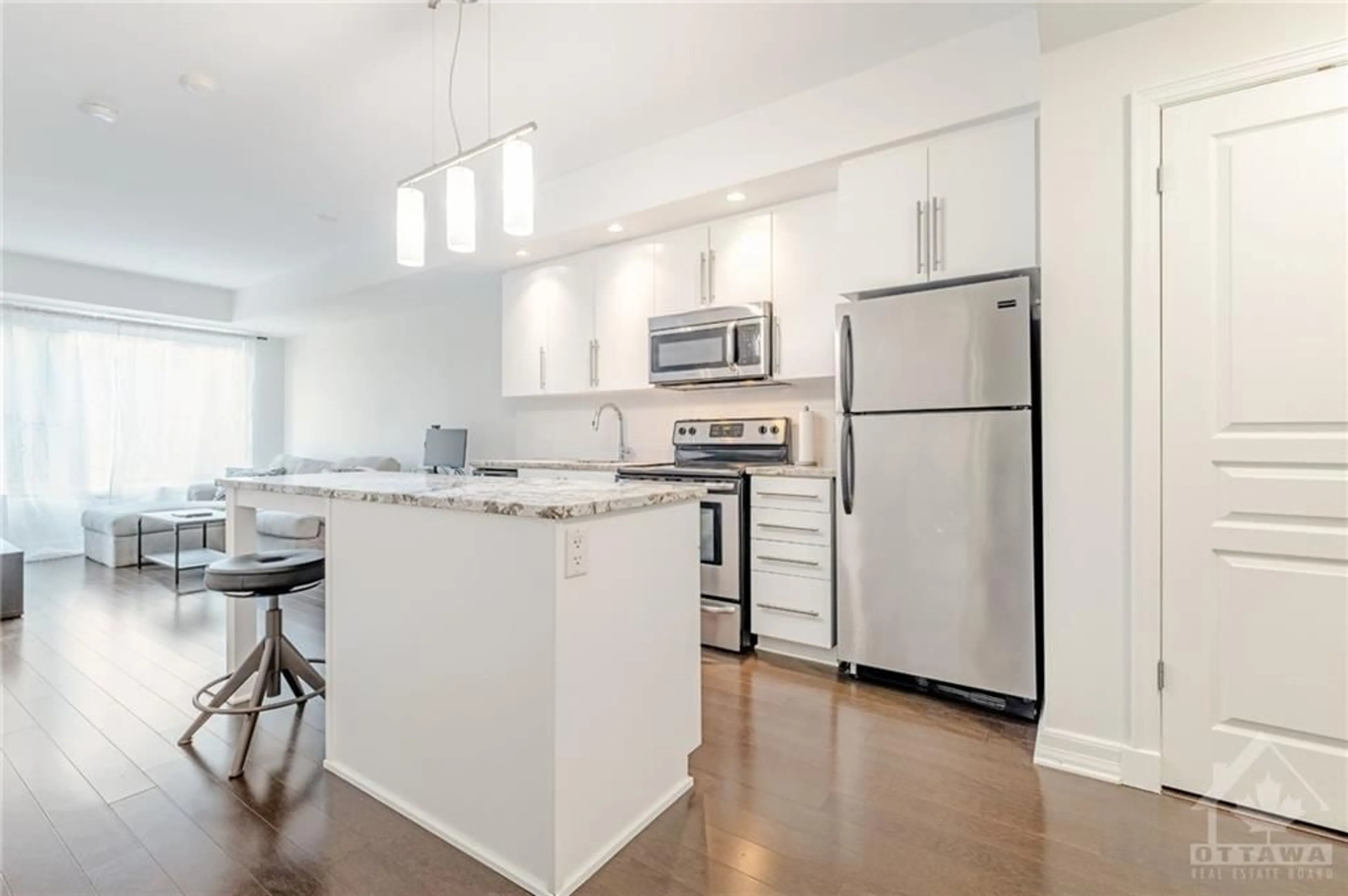 Standard kitchen for 238 BESSERER St #302, Ottawa Ontario K1N 6B1