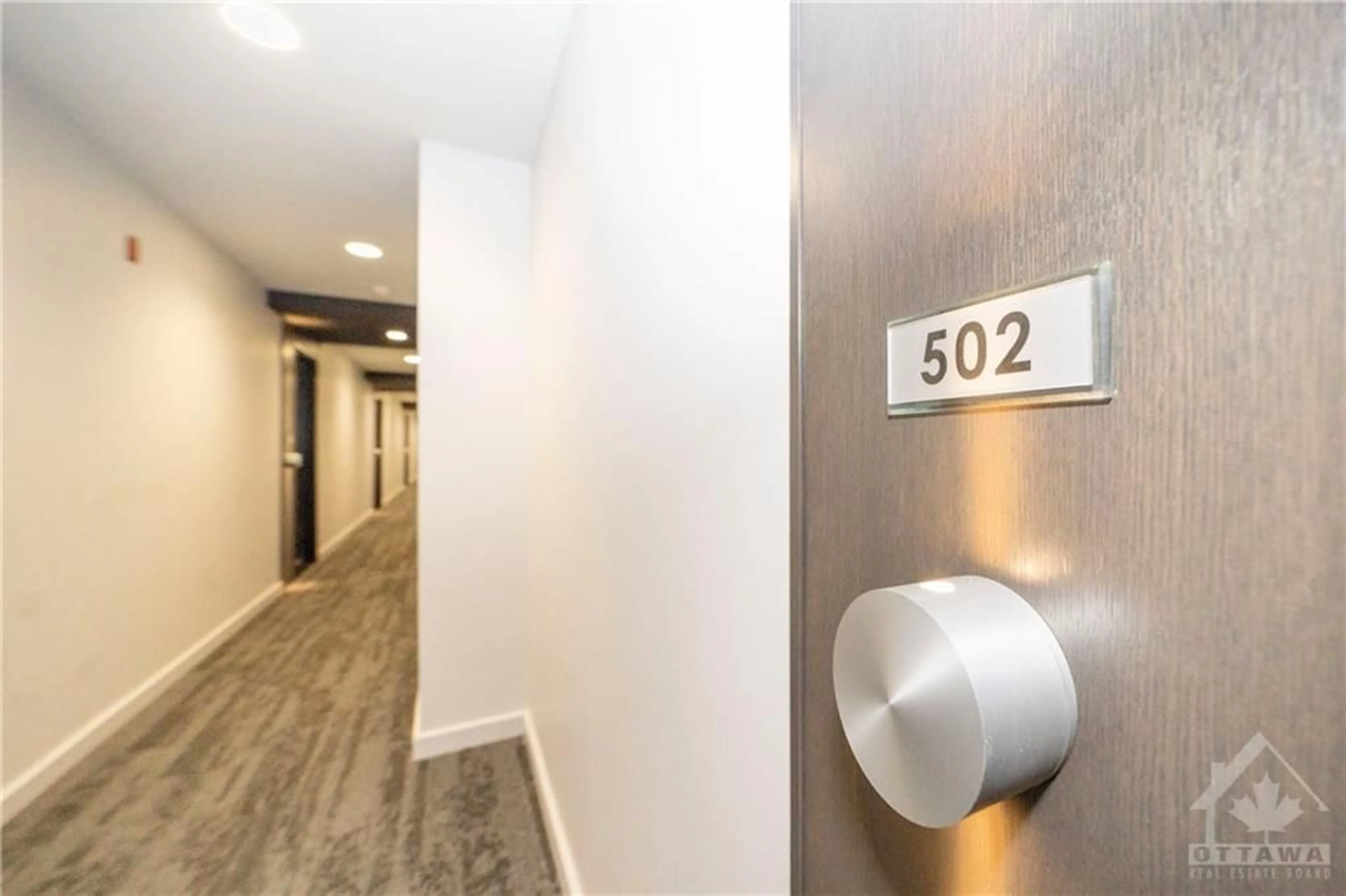 Indoor foyer for 360 PATRICIA Ave #502, Ottawa Ontario K1Z 0A8