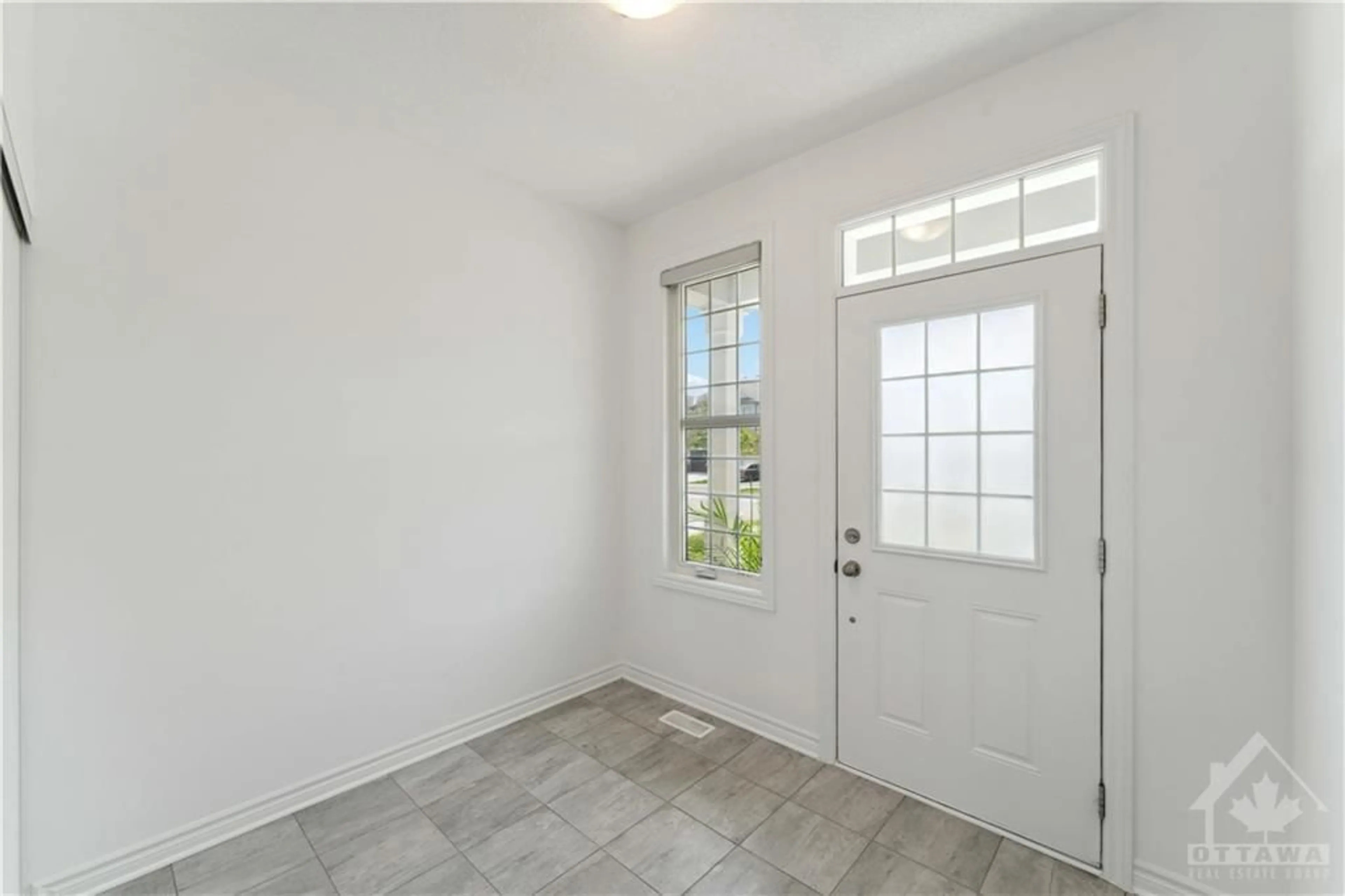 Indoor entryway for 96 DUN SKIPPER Dr, Ottawa Ontario K1X 0G1